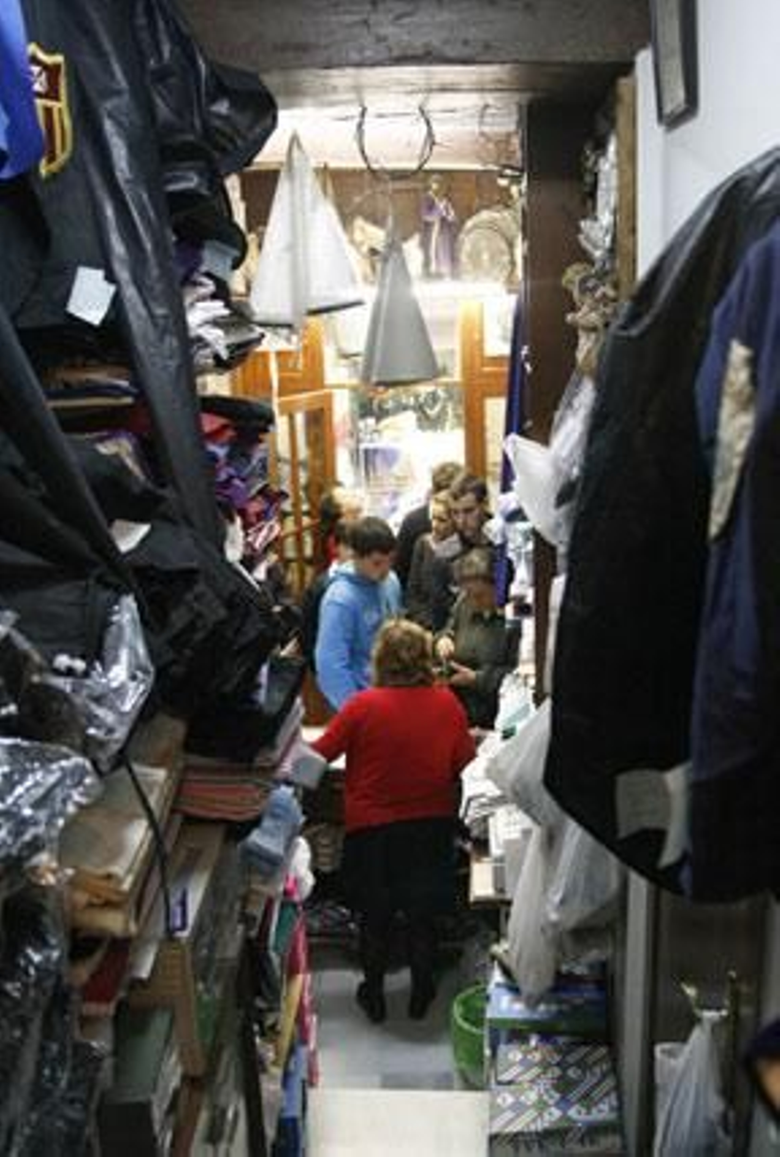 Se acerca la Semana Santa y ya son muchos los sevillanos que se dejan ver por las tiendas para comprar su capirote u otros complementos. 

Foto: Fco. Lorca