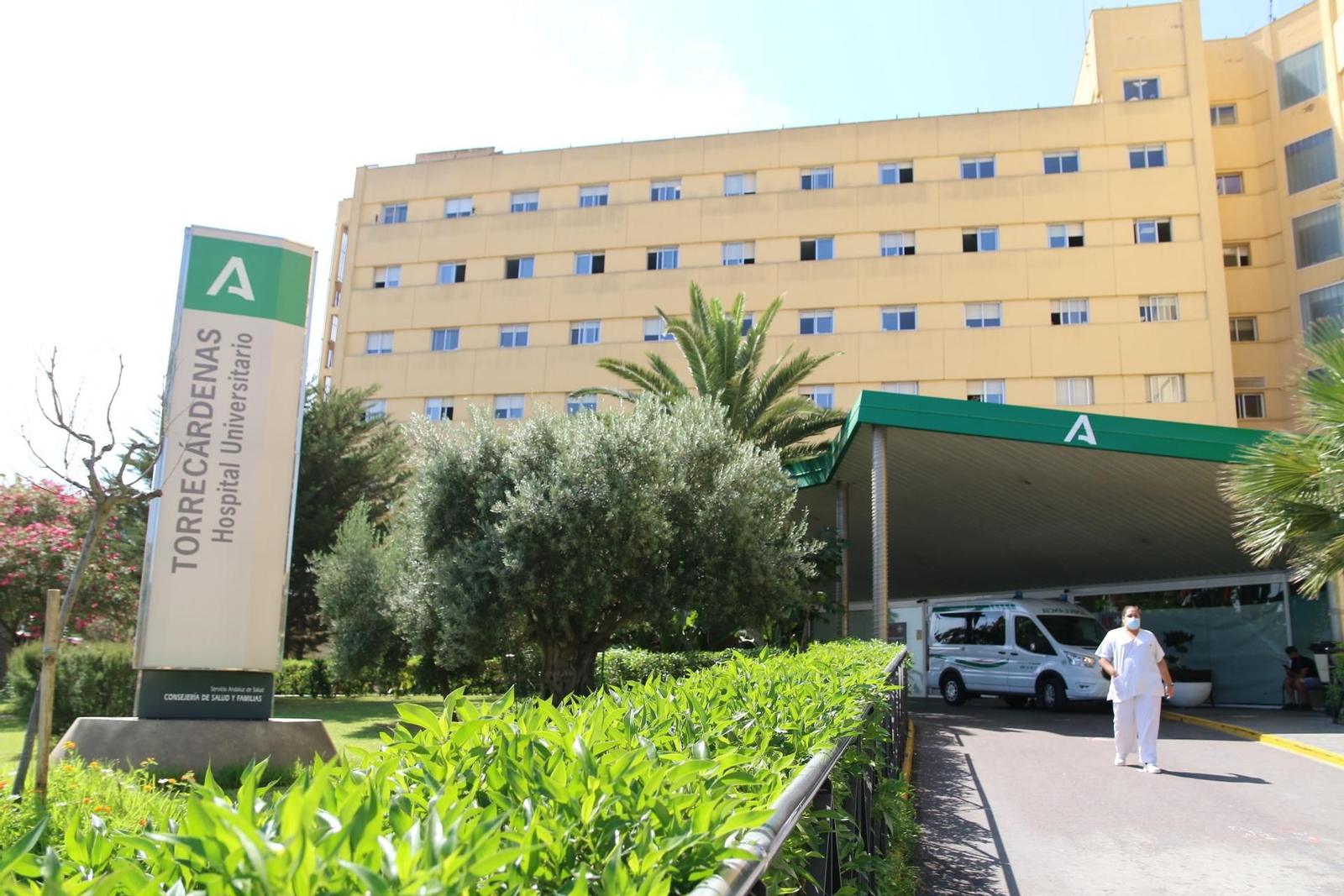 Acceso principal al hospital universitario de Torrecárdenas