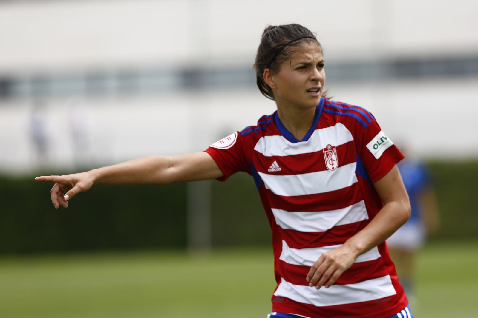 Laura Pérez habla con una compañera.