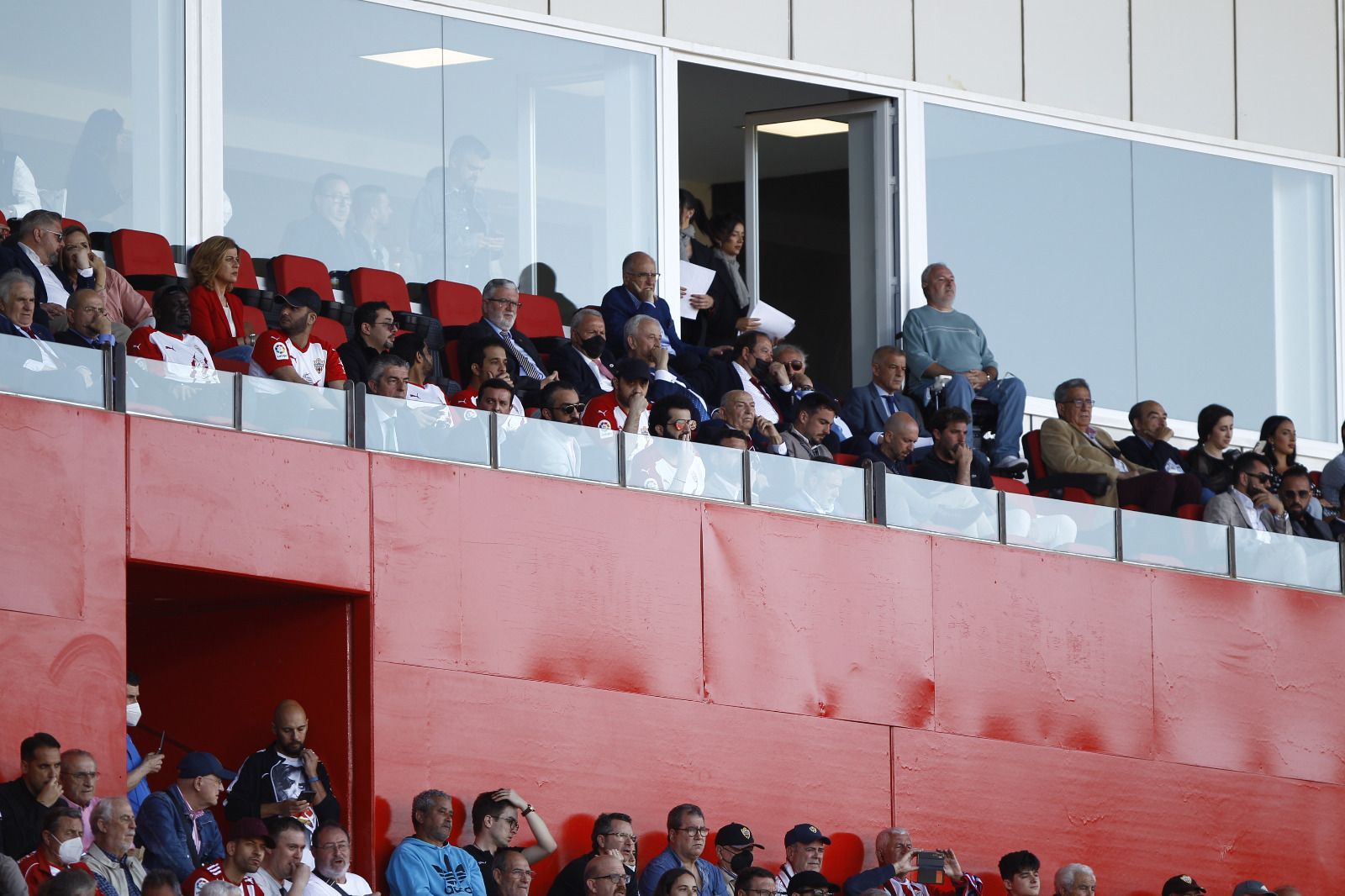 Turki Al-Sheikh y su comitiva en el palco del Power Horse Stadium
