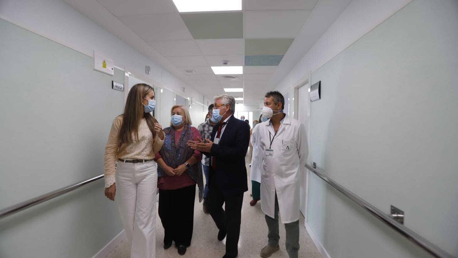 Bella Verano, Manuela Caro y Antonio Carrión visitan el ala izquierda de la cuarta planta.