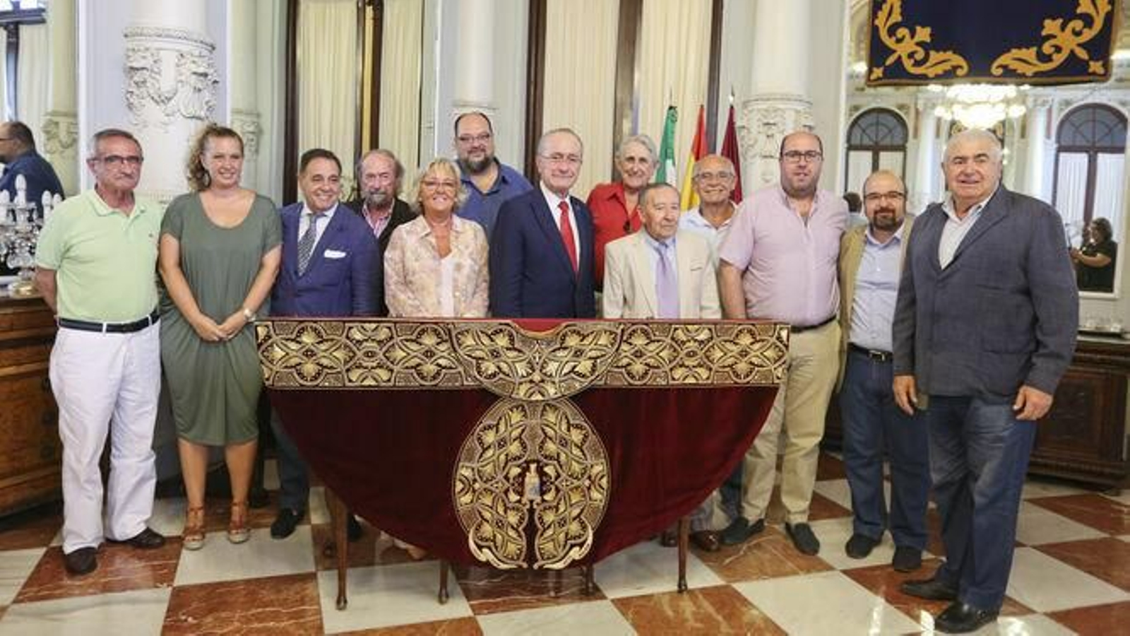 Salvador Oliver (entre Teresa Porras y el alcalde Francisco de la Torre), junto a los miembros del jurado 'Capote de Paseo' Salvador Oliver (entre Teresa Porras y el alcalde Francisco de la Torre), junto a los miembros del jurado 'Capote de Paseo'