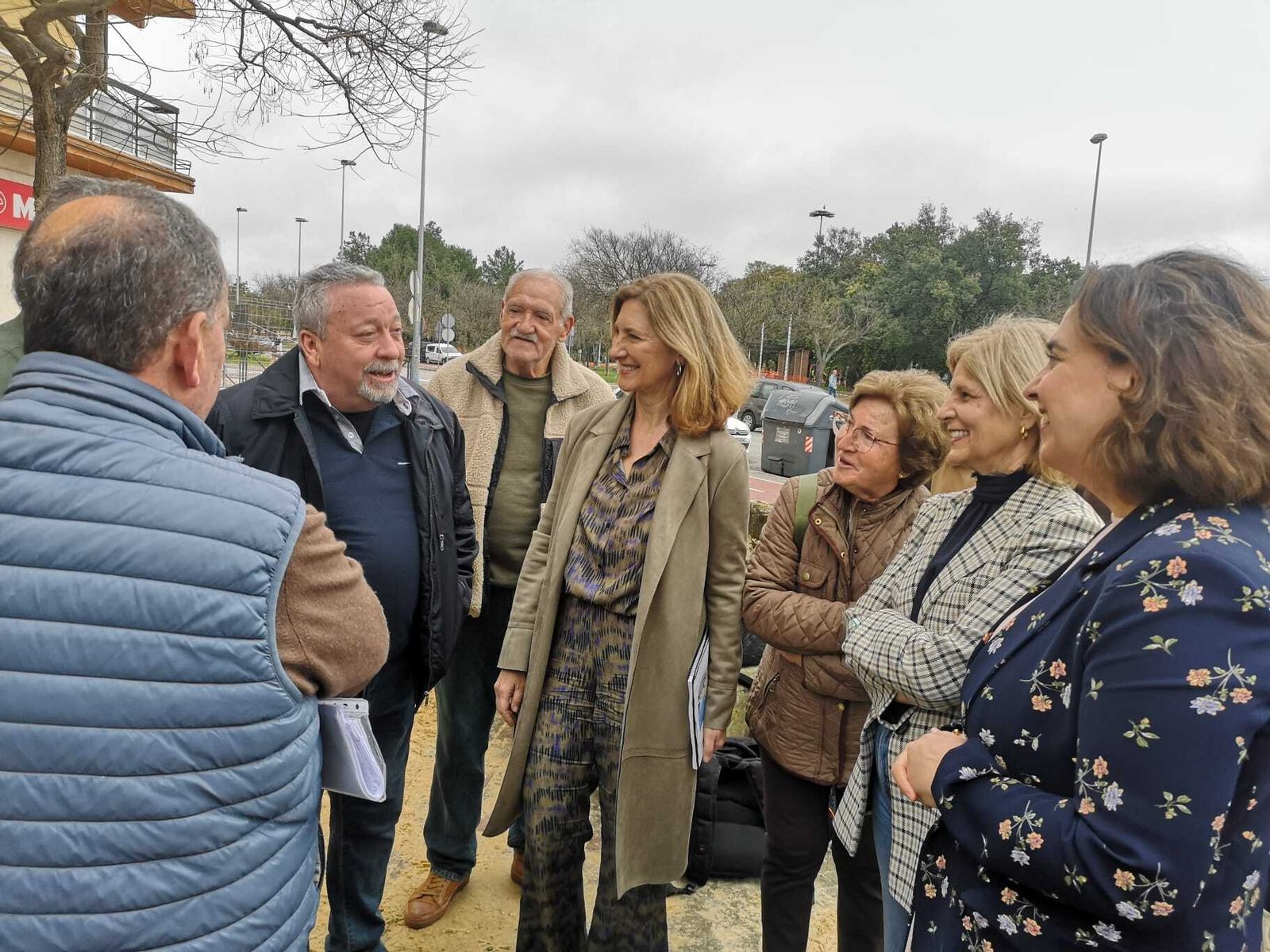 Encuentro informativo de miembros del PP con los vecinos de Icovesa, una de las dos zonas beneficiadas.