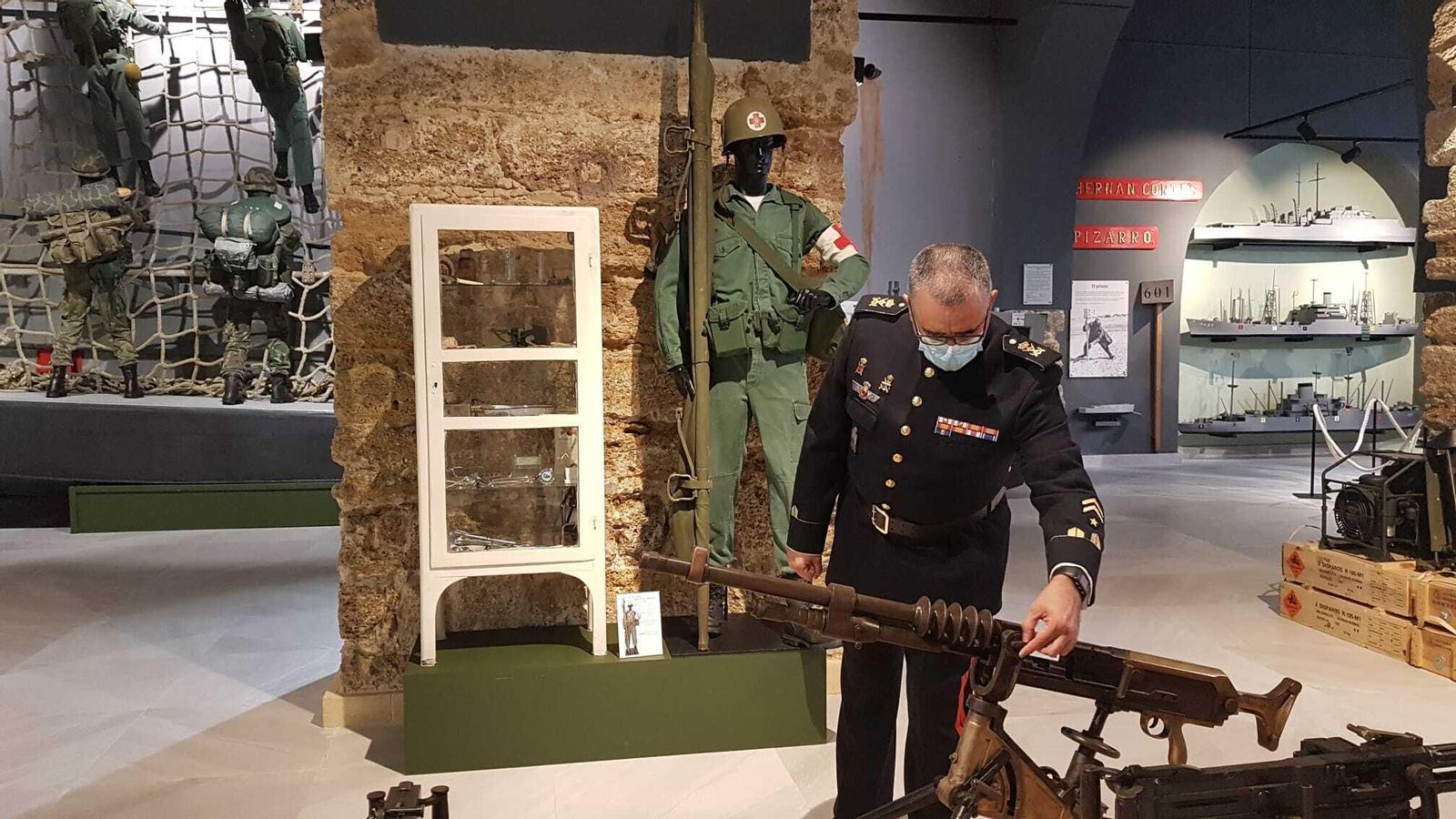 Parte del material expuesto en la Sala Histórica del Cuartel de Batallones.