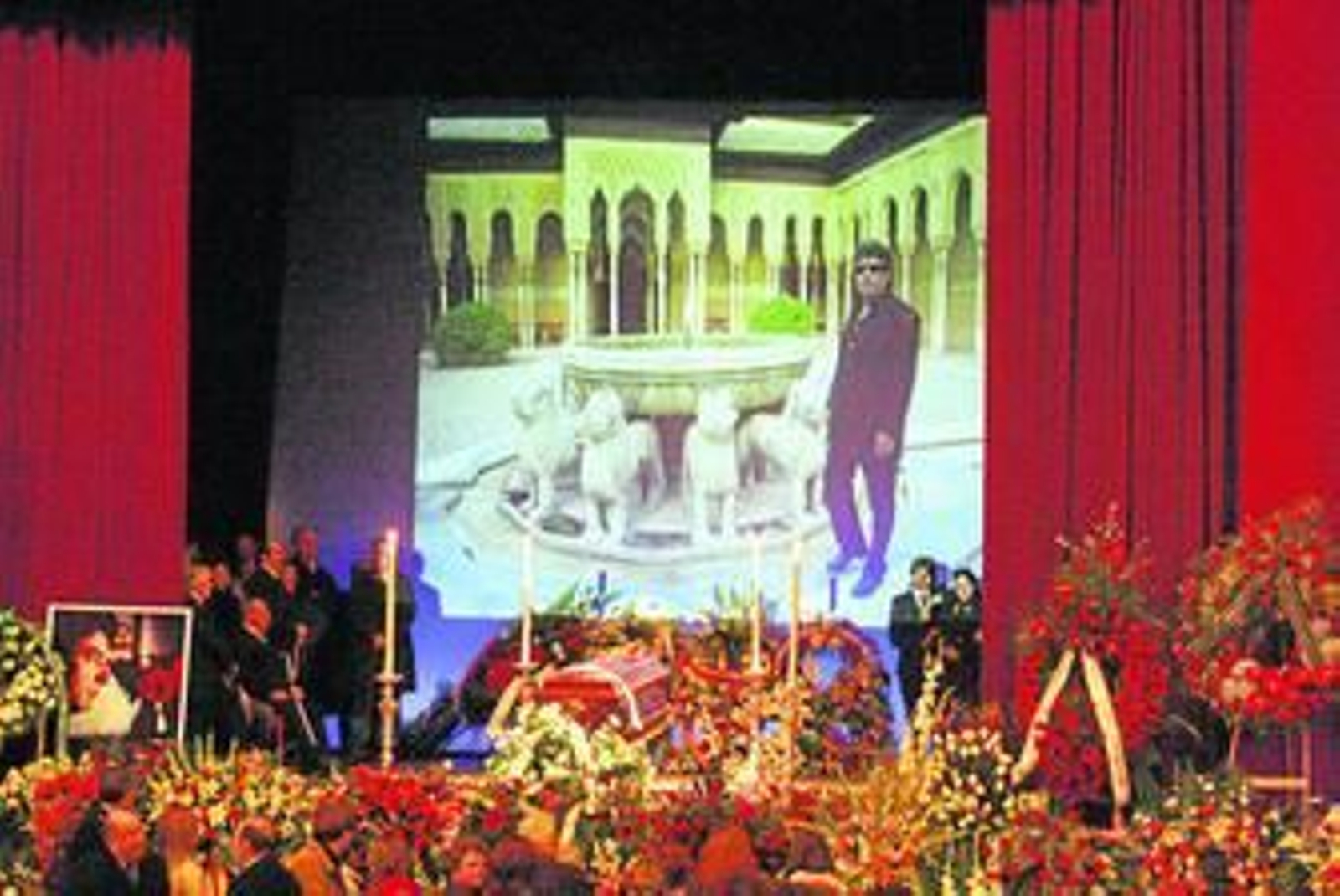 Imagen del féretro de Morente en el escenario del Teatro Isabel la Católica donde el cantaor cosechó tantos éxitos.