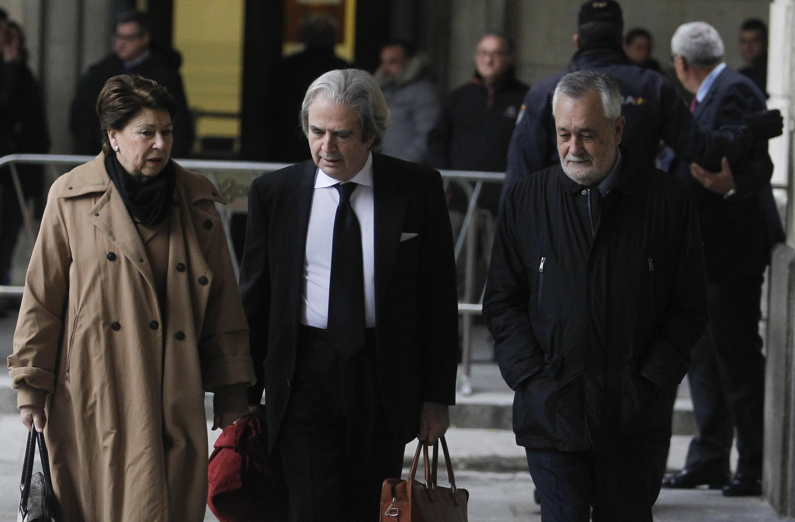 Magdalena Álvarez y José Antonio Griñán a su llegada a los Juzgados