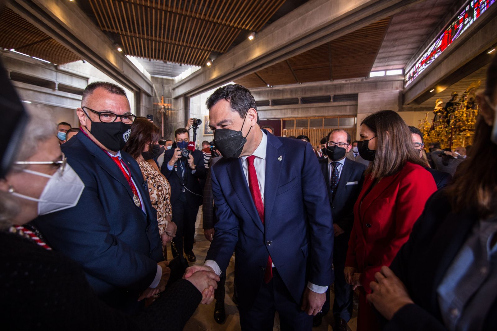 Así ha sido la visita del presidente de la Junta a las hermandades del Lunes Santo de San Fernando