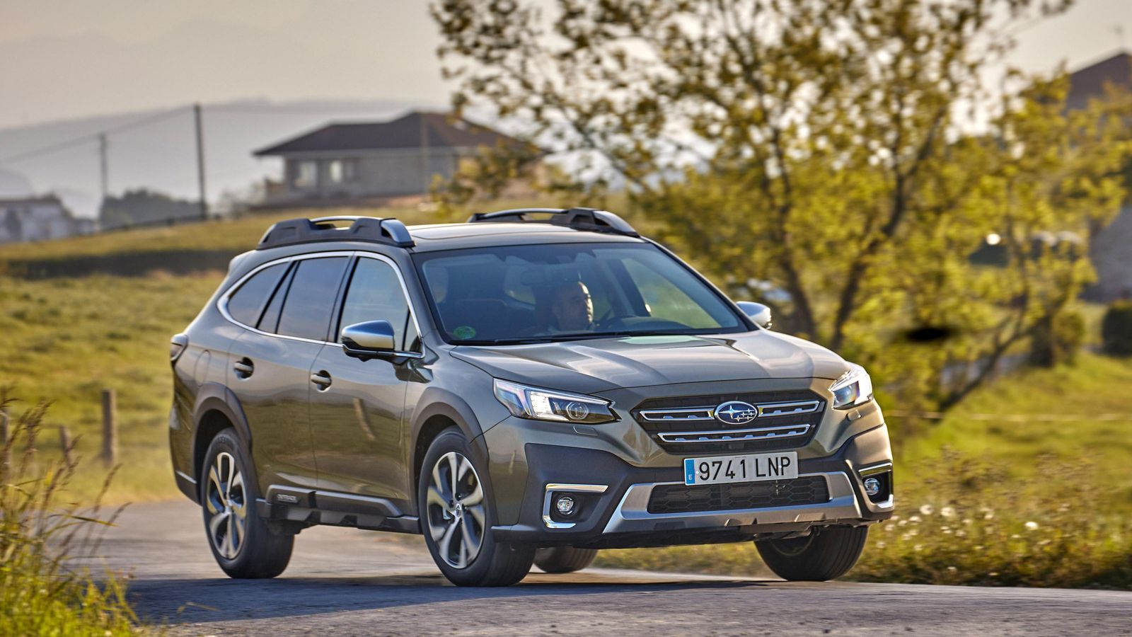 El peso parece ir algo y las ruedas, con un amplio perfil, tampoco son idóneas para hacer que parezca particularmente preciso en curva. Eso sí, es confortable.