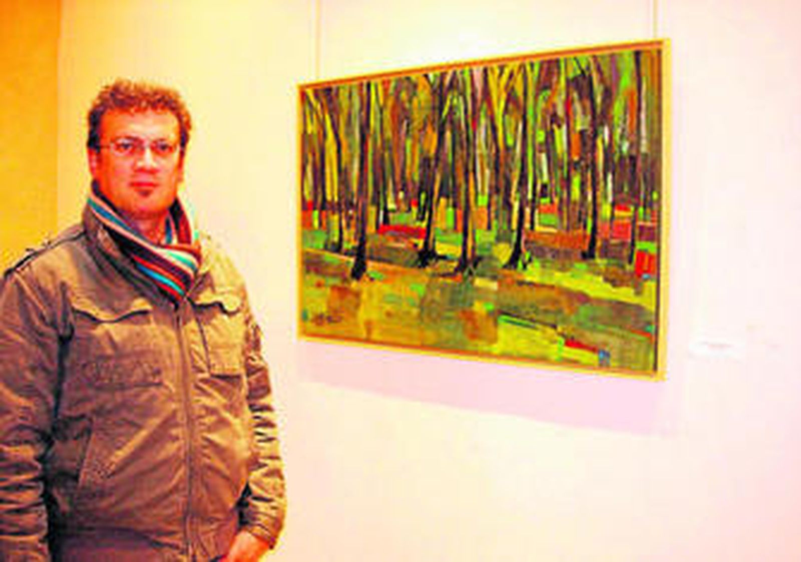 El artista Joaquín Ramos, junto a una de sus obras.