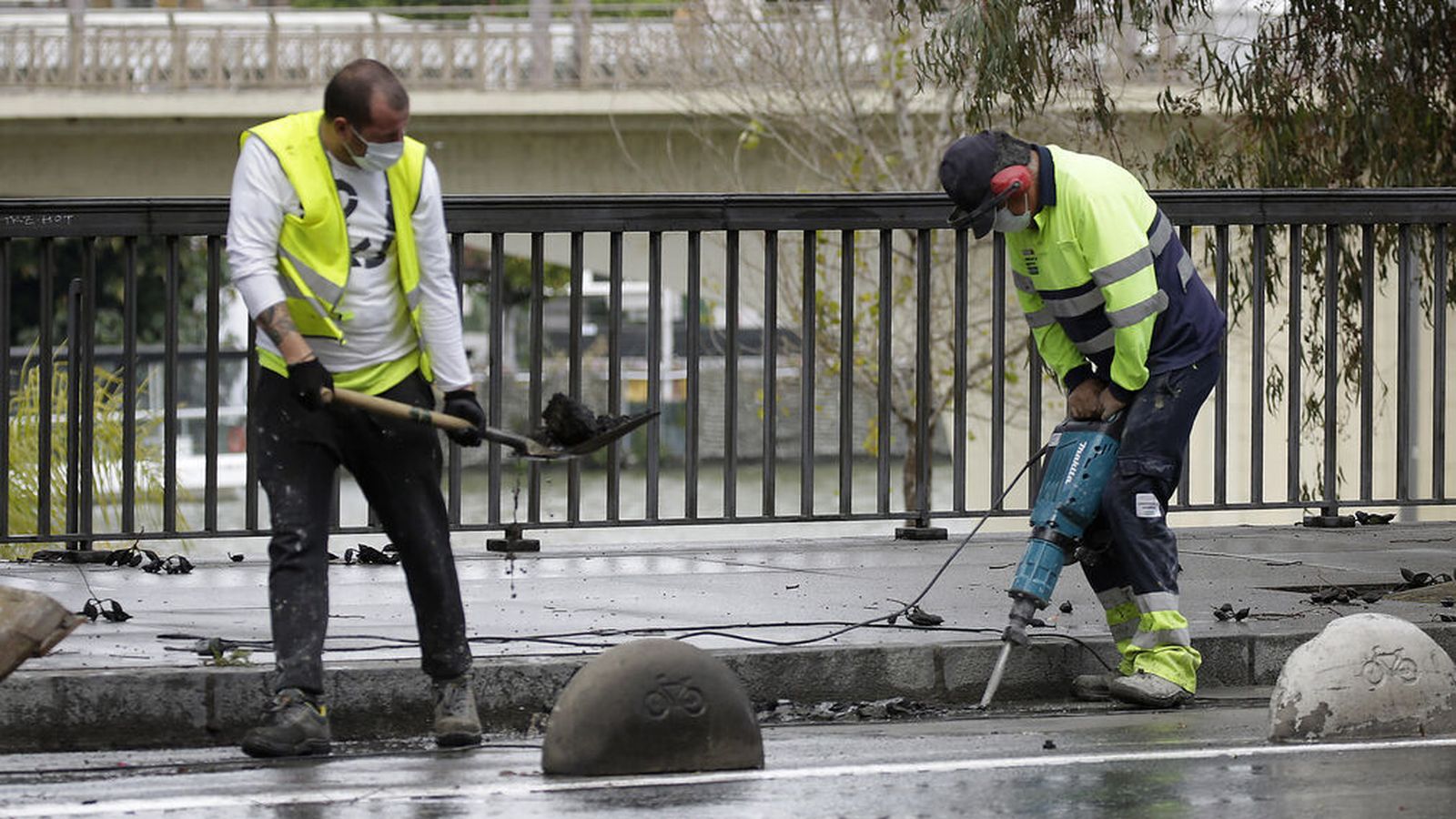 Dos obreros en una obra pública en Sevilla, tras decretarse el estado de alarma.