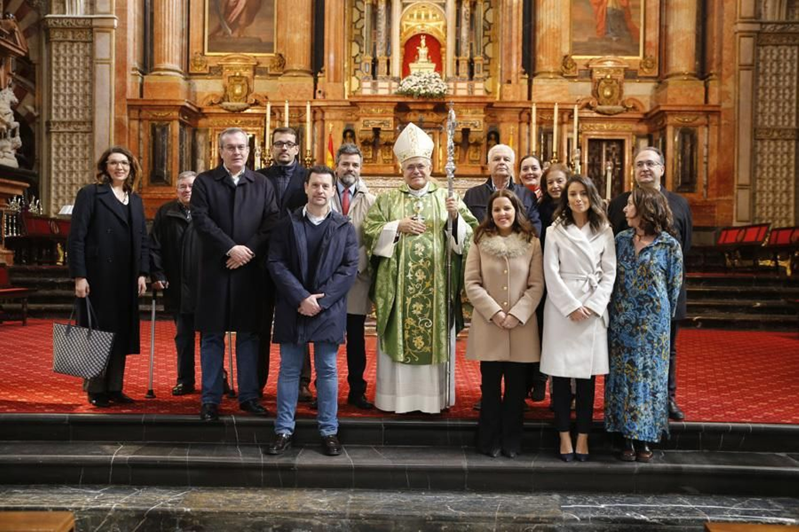El obispo de Córdoba, en el centro, tras la misa por San Francisco de Sales.