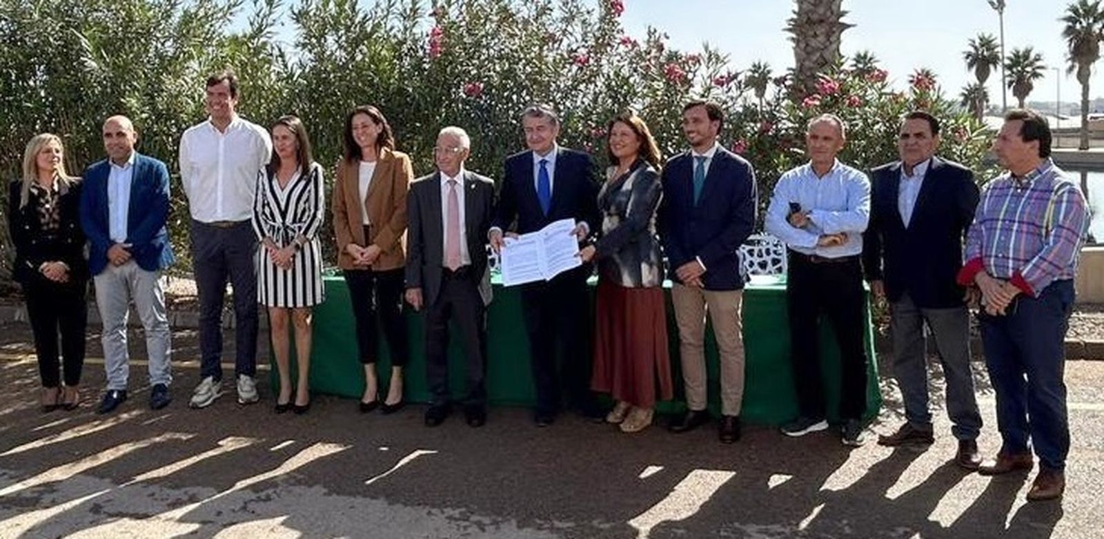 Los responsables institucionales, en la depuradora de Roquetas.