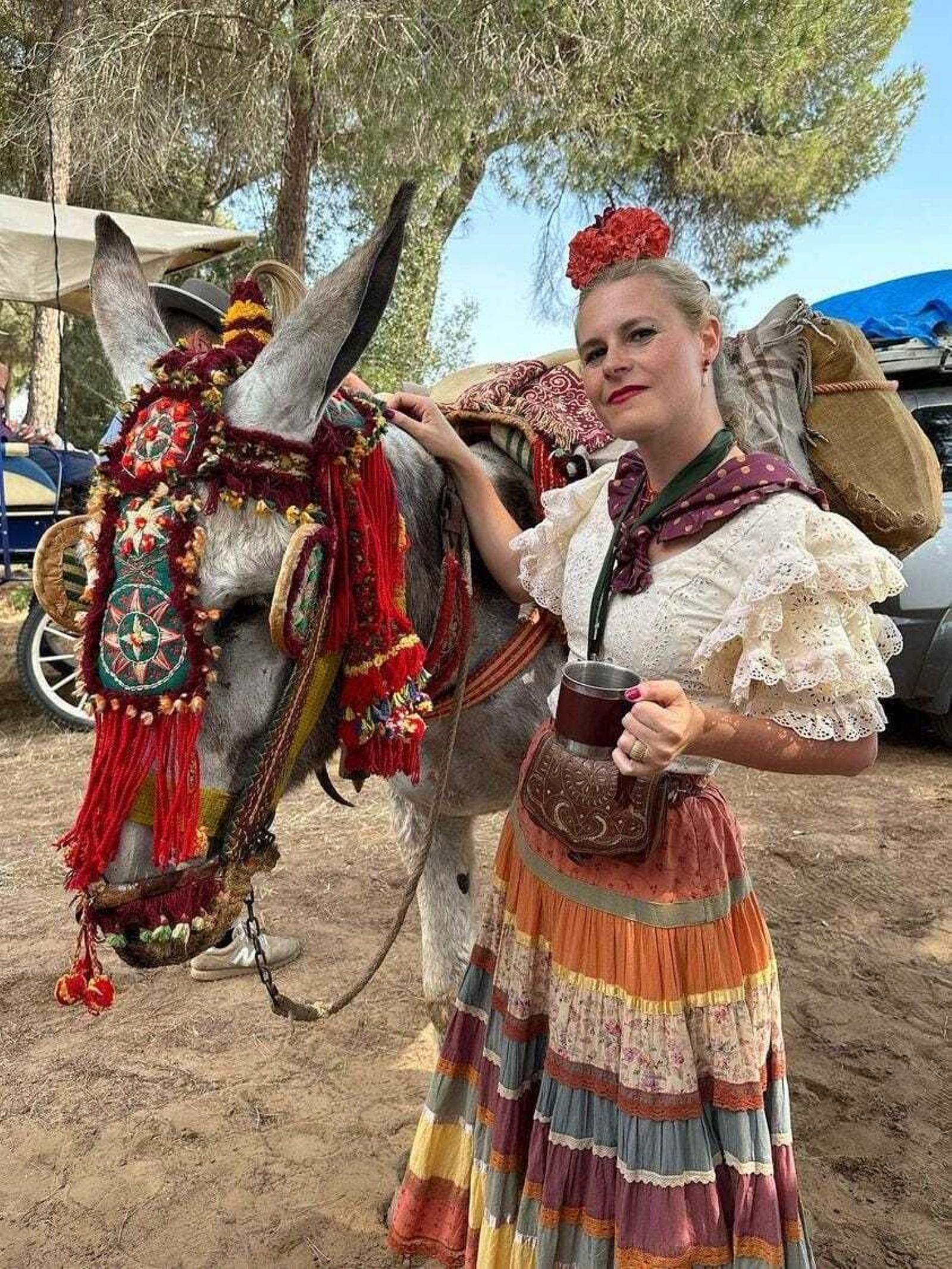 La diseñadora Carmen Bazán (La Mar de Cuqui) con un estilismo de inspiración boho en El Rocío 2023.