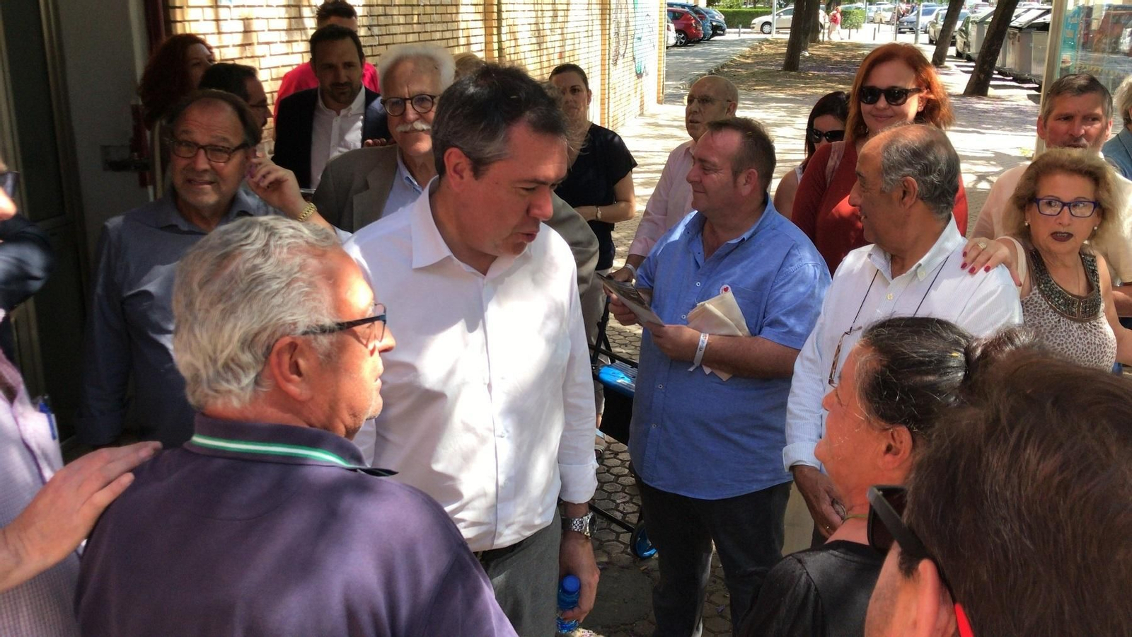 Espadas, durante un reparto electoral este lunes en el Distrito Sur.