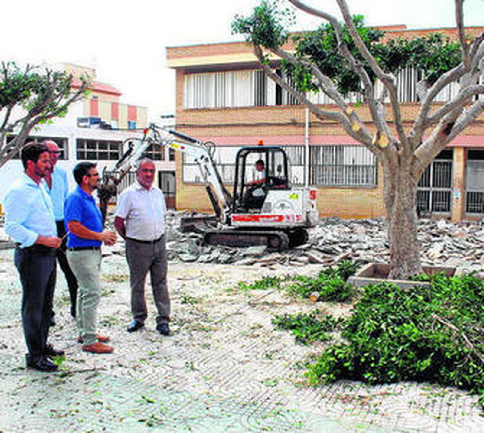 Alcalde y concejal durante su visita a las obras en Santa María del Águila.