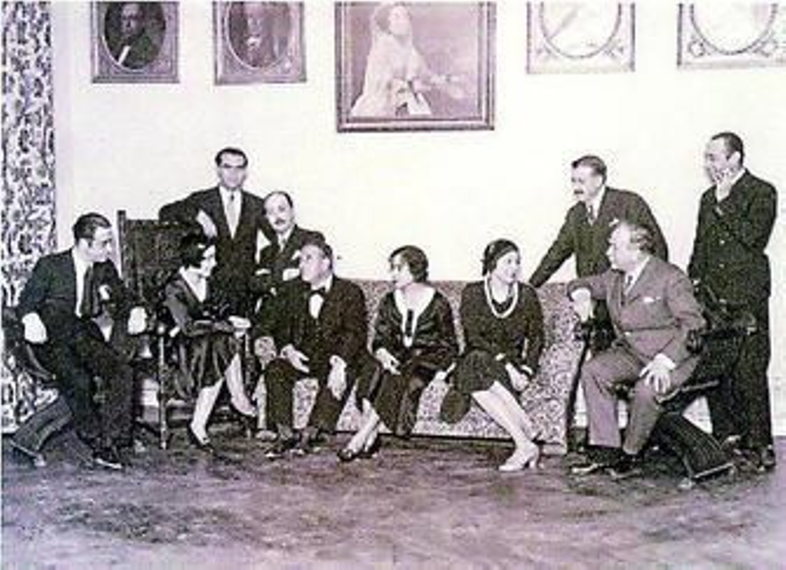 1. El marido de doña Leonor y por lo tanto el 'padre' de la Mariquita Pérez era el escritor granadino Manuel de Góngora, catedrático de la facultad de Filosofía y Letras, redactor del 'Blanco y Negro', corresponsal de ABC y amigo personal de Lorca. 2. La muñeca Mariquita Pérez nació en 1938 gracias a la intución de Leonor Coello, que se inspiró en su hija Leonor. 2. La Barbie fue creada por la norteamericana Ruth Handler, que ideó una muñeca con la cara de su hija Bárbara pero con cuerpo de adulta. / Imágenes facillitadas por José Luis Delgado.