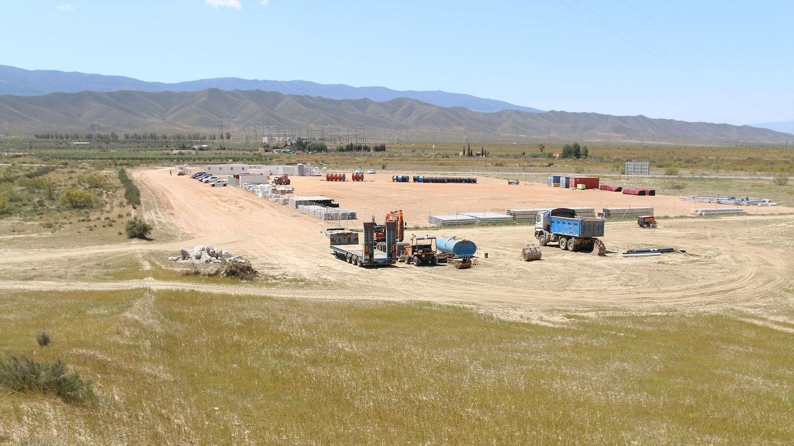 Ejecución de una de las instalaciones solares fotovoltaicas que se están proyectando en Tabernas