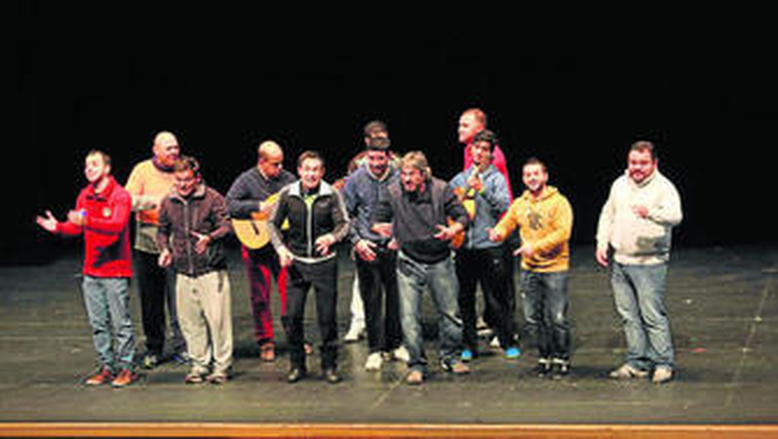 La comparsa linense Dulces Tentaciones, durante uno de sus últimos ensayos antes de pisar el Falla.