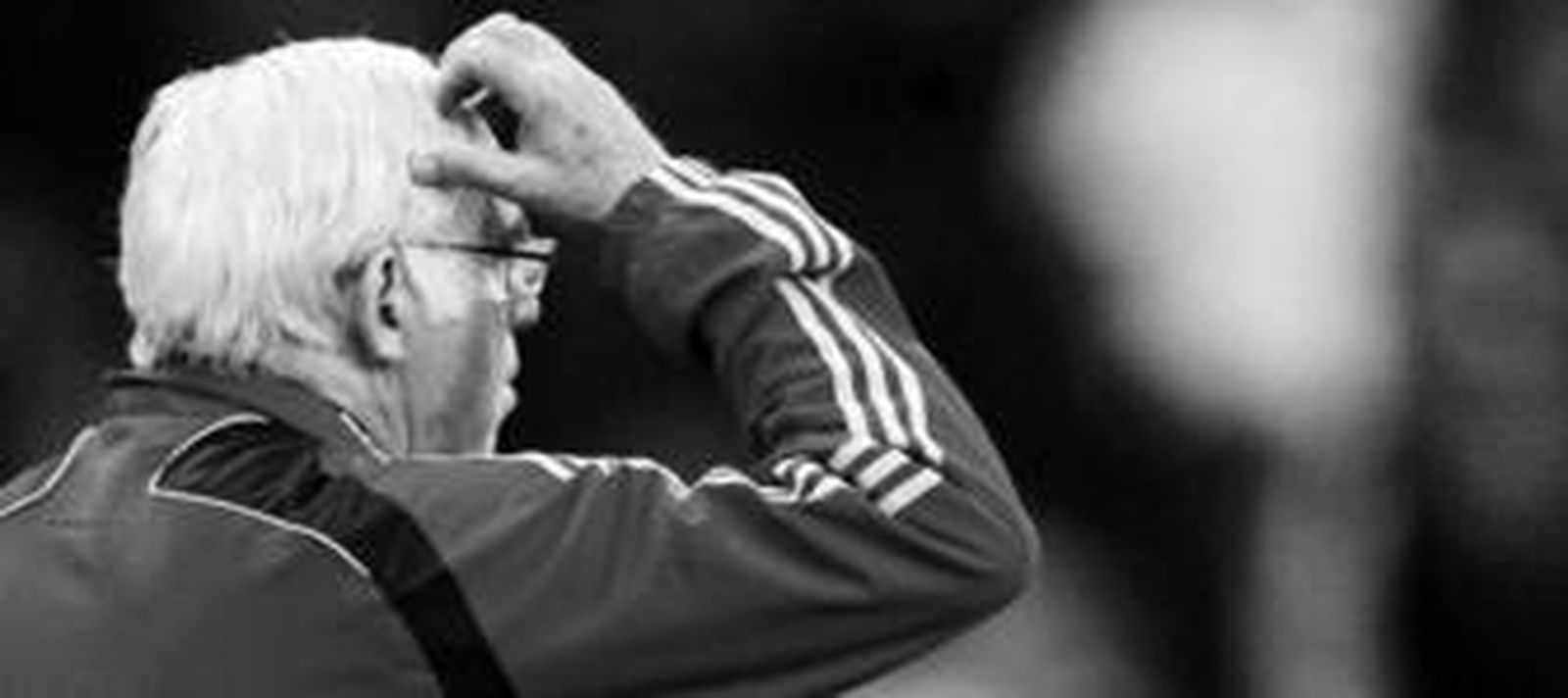 Luis Aragonés observa a su equipo durante el partido.