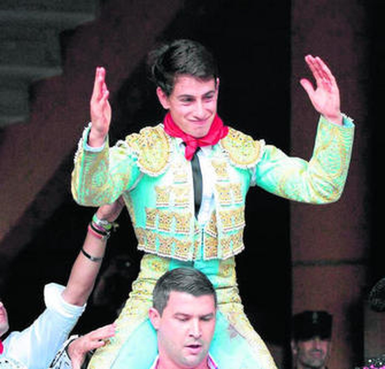 Puerta Grande para Alejandro Conquero en su debut como novillero en Tudela.