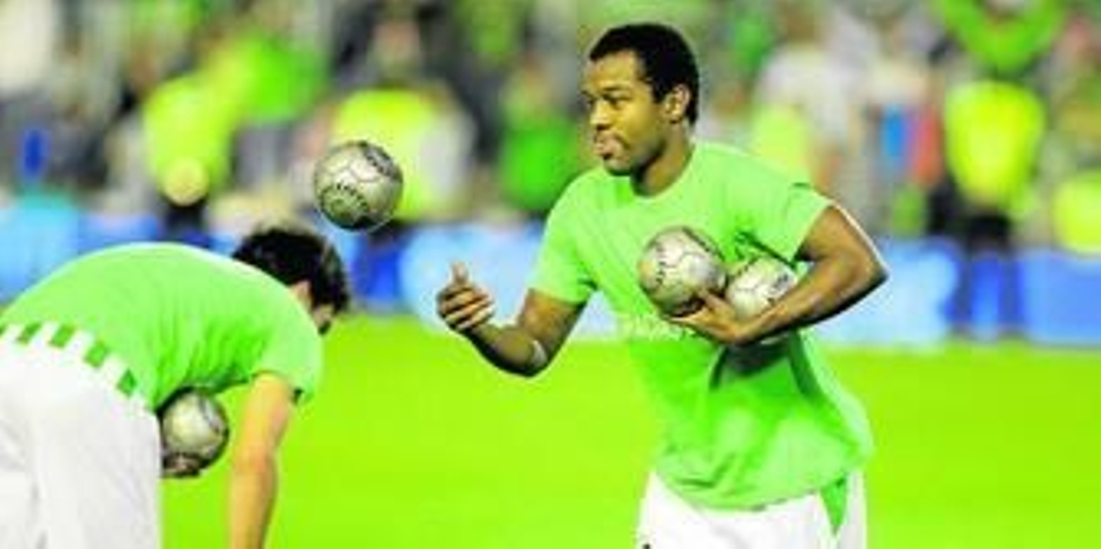 El colombiano Dorlan Pabón juguetea con tres pelotas en un partido de la pasada temporada.