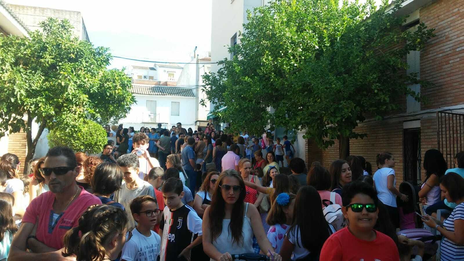 Asistentes a una de las protestas en el colegio de Nueva Carteya.