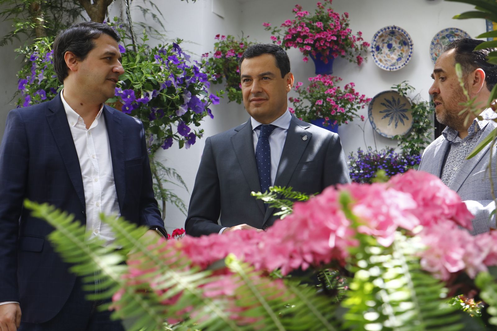 La visita de Juanma Moreno a los Patios de Córdoba, en imágenes.