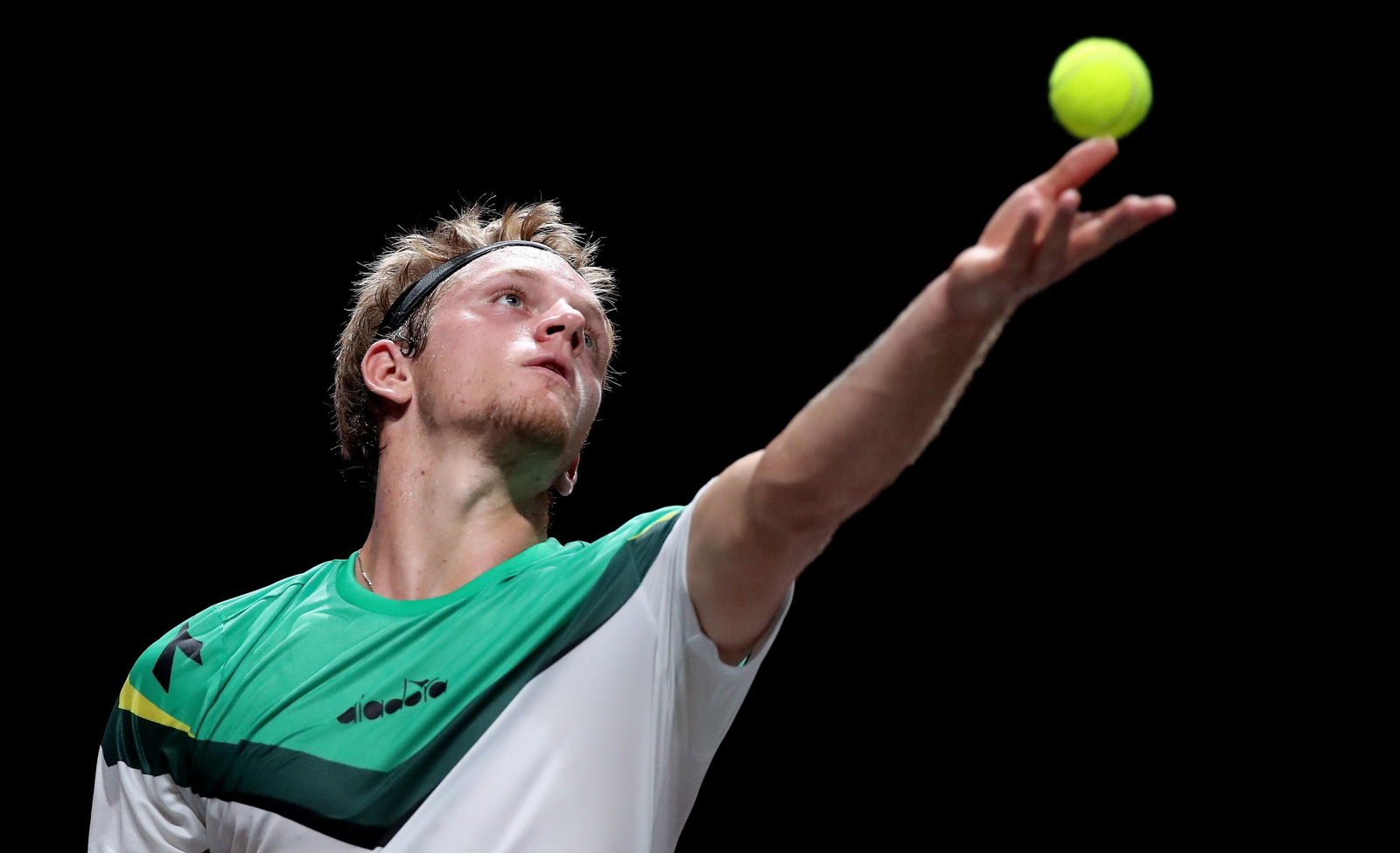 Alejandro Davidovich, al saque.