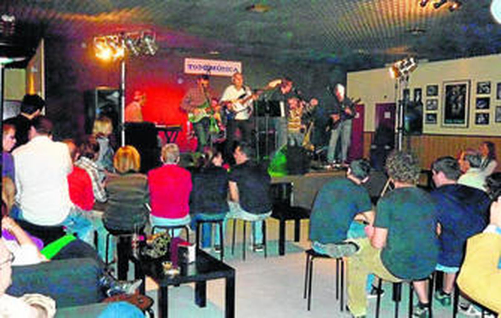 La sala Todomúsica, situada en el polígono Los Girasoles de Camas, es un lugar ideal para escuchar buena música en directo.