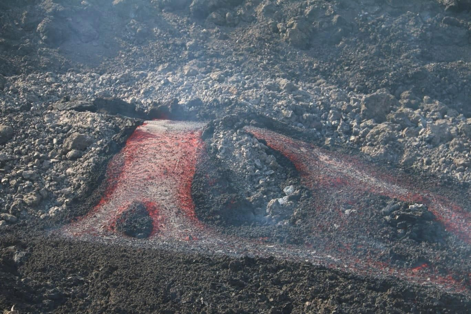 Estragos en la isla por la lava del volcán