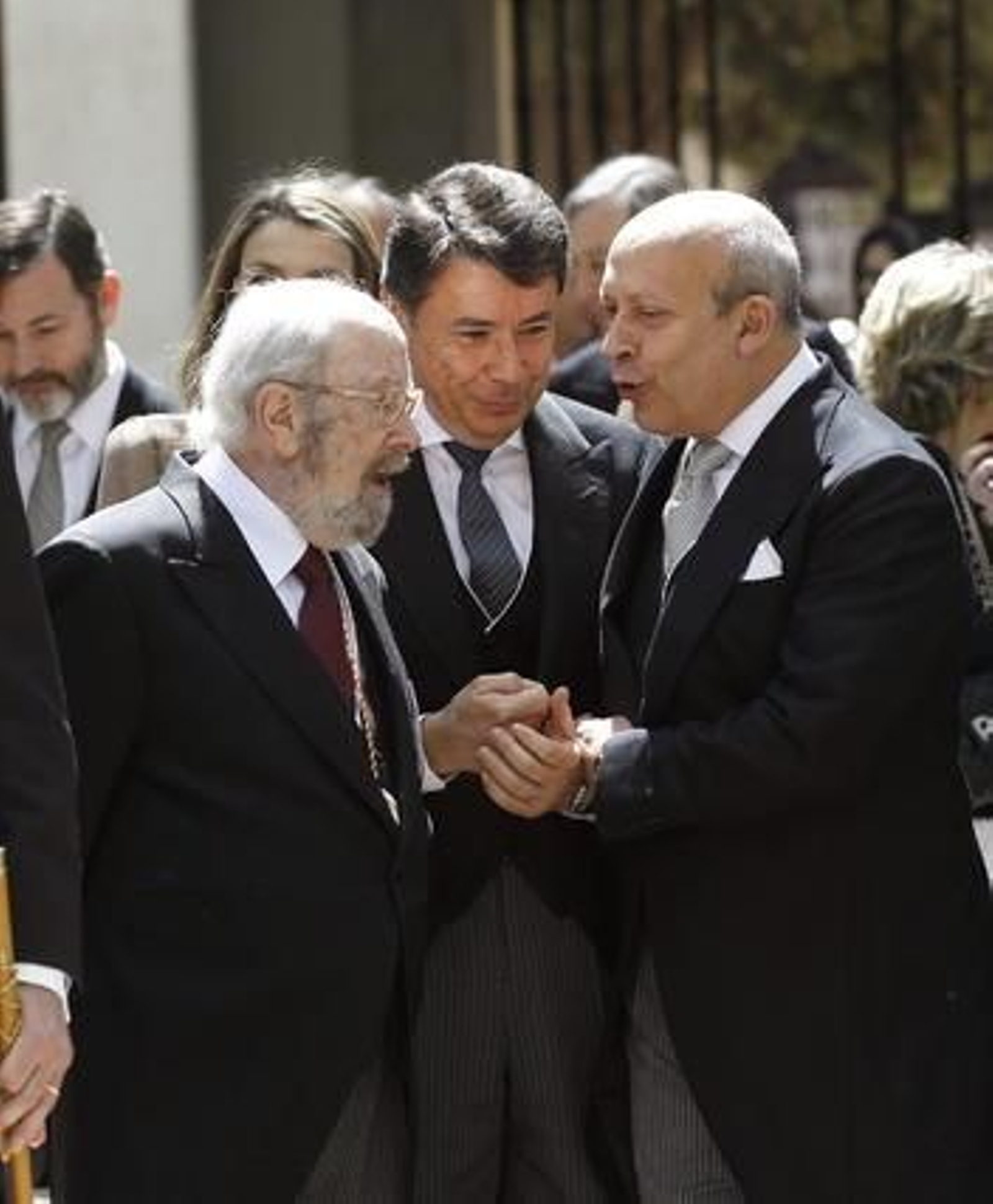 Caballero Bonald conversa con el presidente de la Comunidad de Madrid, Ignacio González, y el Ministro de Cultura, José Ignacio Wert. / José Ramón Ladra