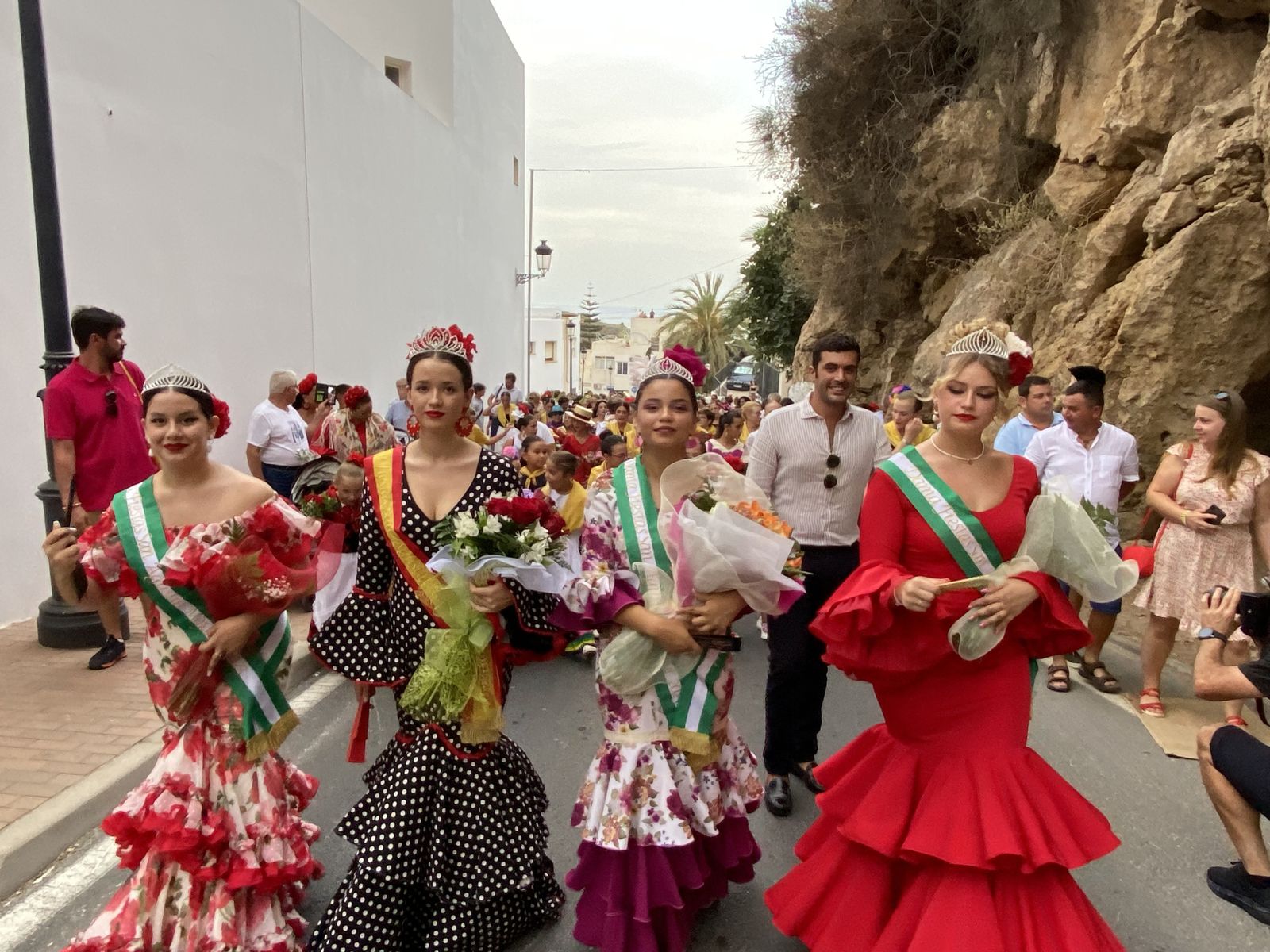 Las Reinas de las Fiestas y sus Damas se encargaron de abrir el recorrido en la Subida del Agua.
