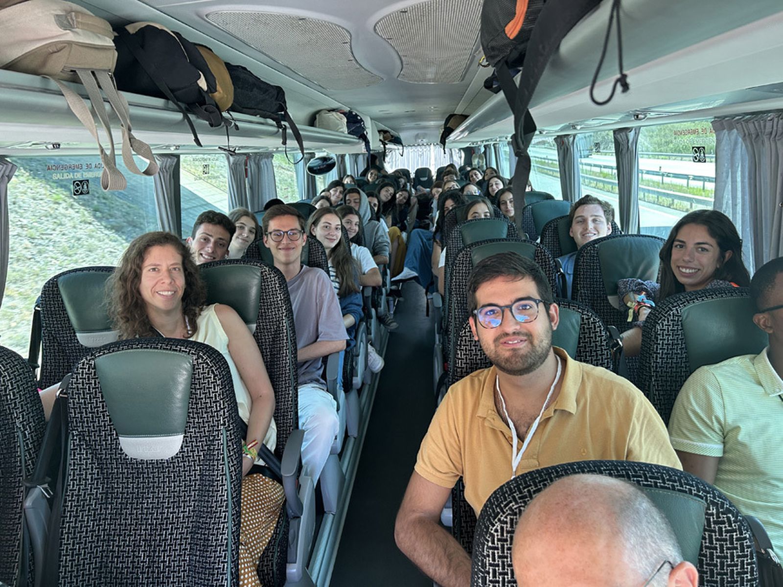 Los jóvenes de la Diócesis de Córdoba en uno de los autobuses hacia Lisboa.