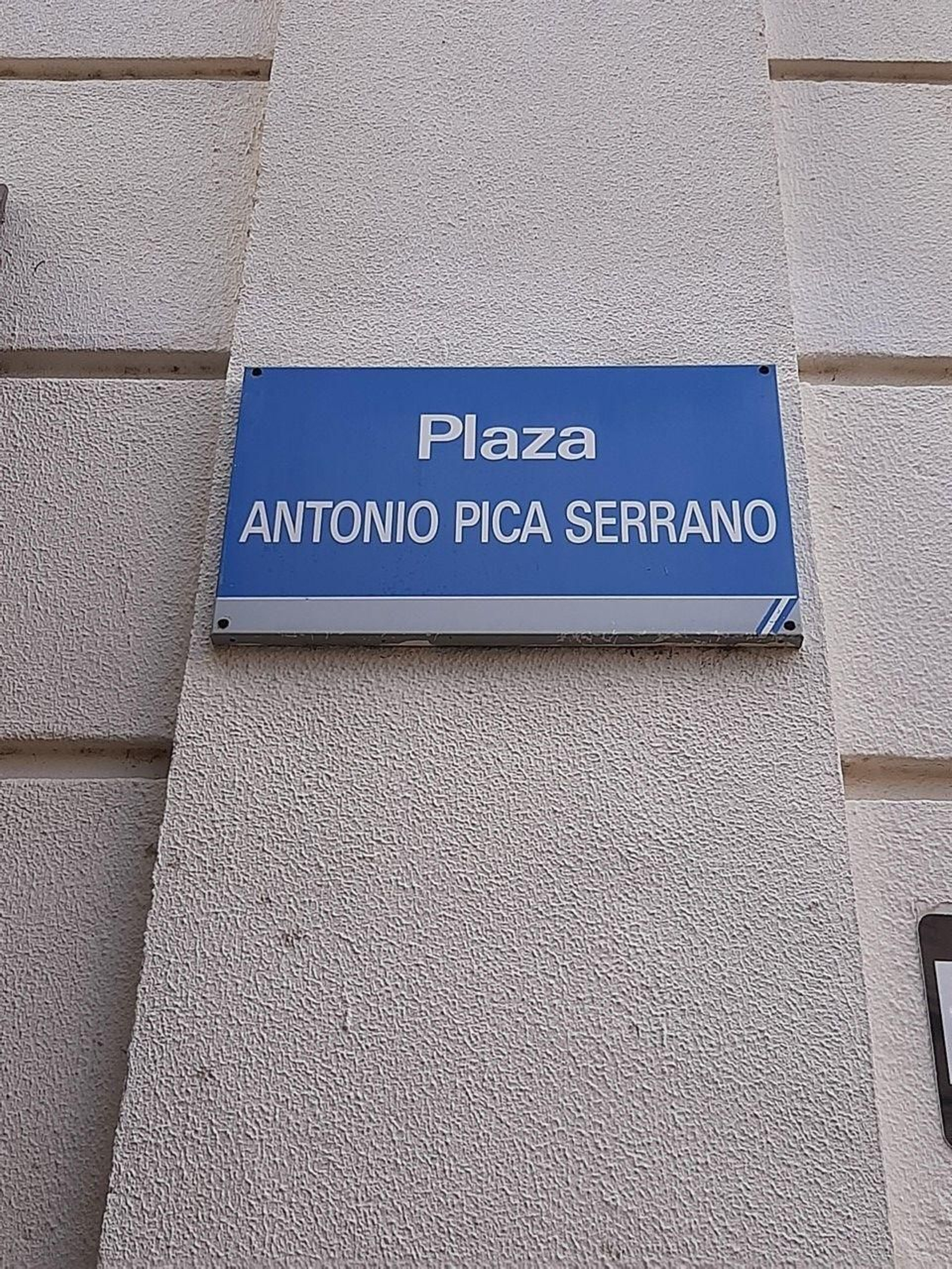Rótulo de la plaza que lleva su nombre.