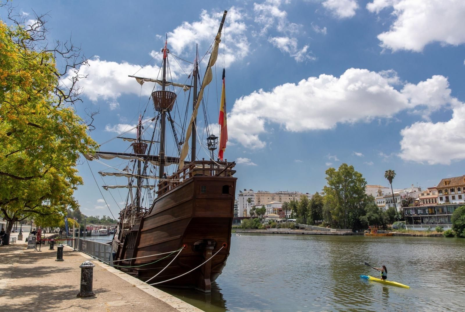 La Nao Victoria 500, un museo flotante recién inaugurado junto a la Torre del Oro.