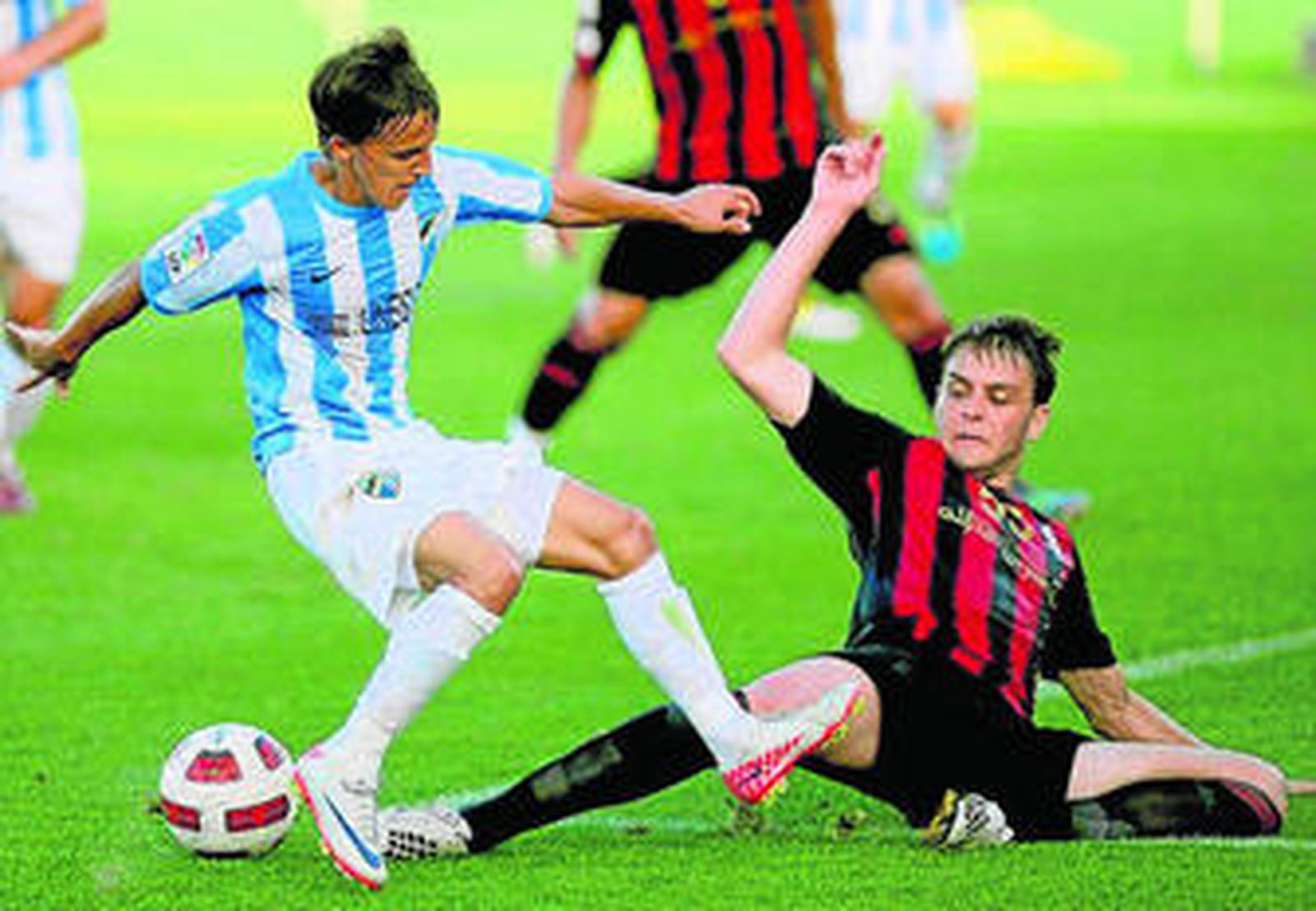 Otavio, del Al Rayyan, presiona al malaguista Buenanotte.