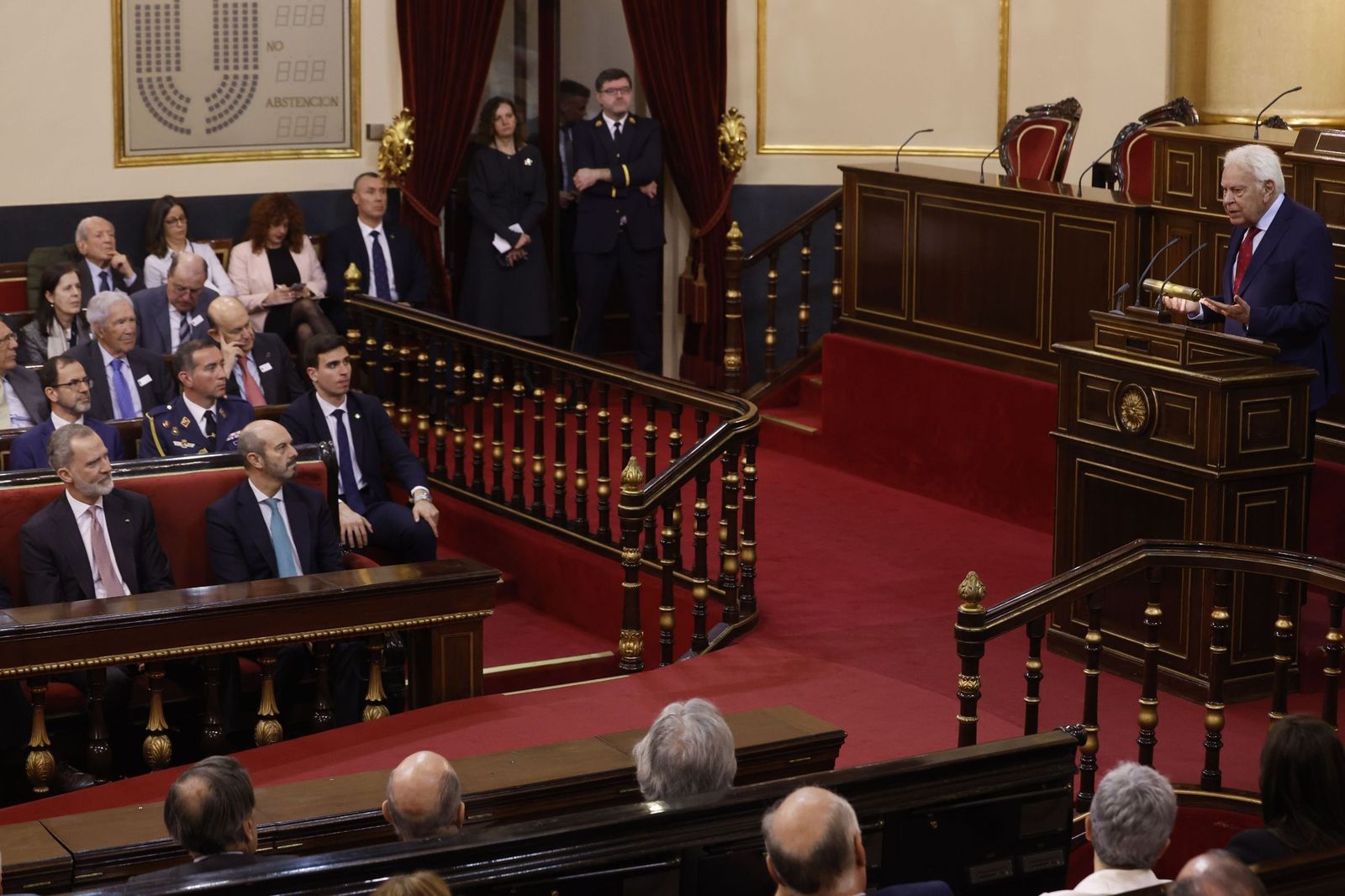 El ex presidente del Gobierno Felipe González, en su intervención en la presentación de una nueva edición del libro 'El Rey', en el Senado.