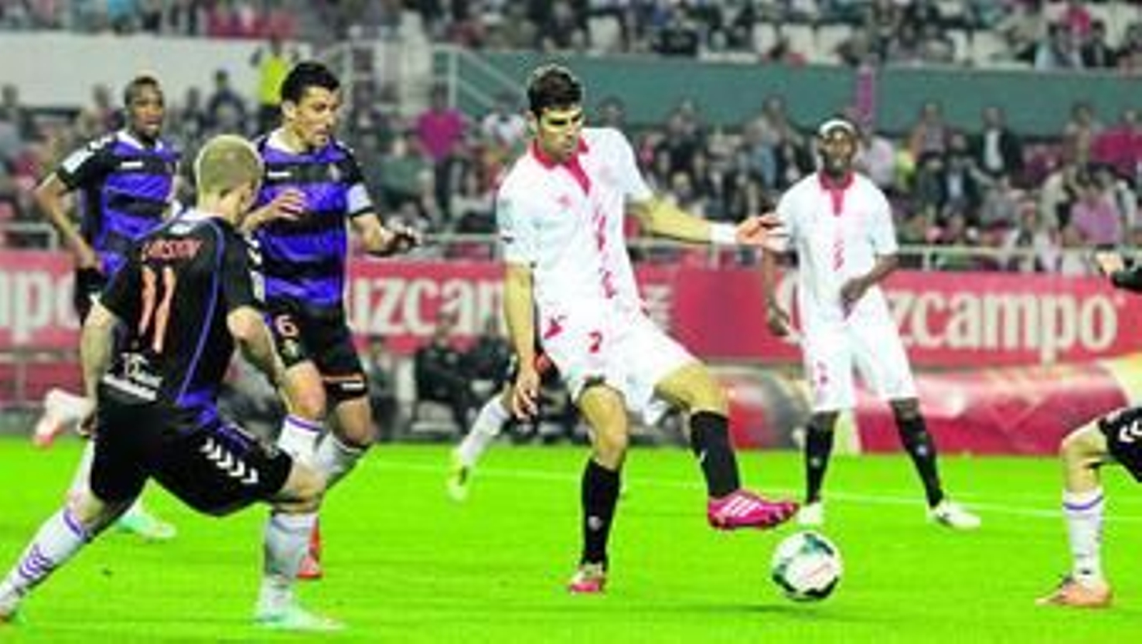 Fazio toca un balón ante la presencia de varios jugadores del Valladolid.