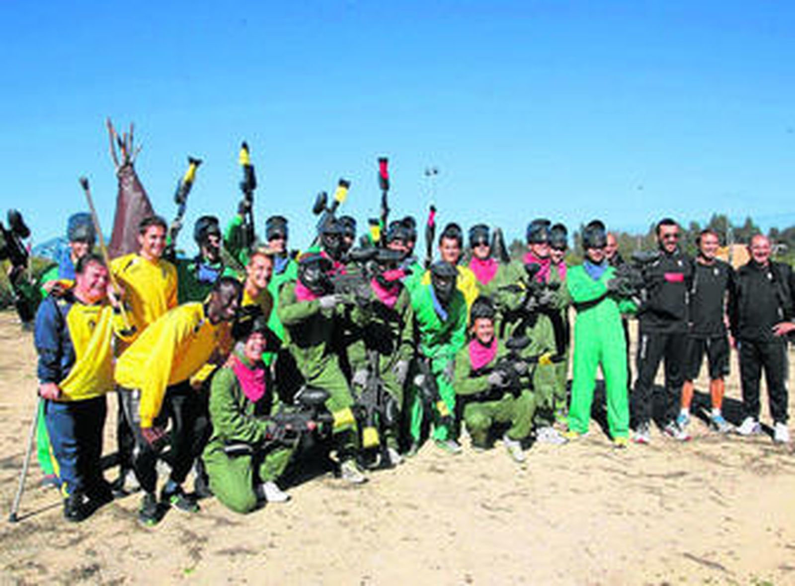 Jugadores y cuerpo técnico, preparados para jugar ayer al paintball en una jornada de asueto.