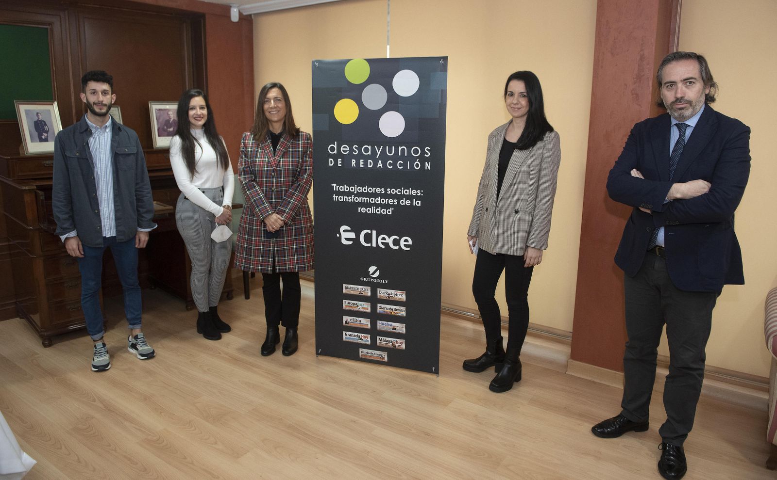 David Vicente (Centro de Ayuda al Refugiado); Lorena Carrera (Asociación Amiga); Rosa María Díaz (decana de la Facultad de Ciencias Sociales de la UPO; Inmaculada Rodríguez, (coordinadora del Servicio de Ayuda a Domiclio en Sevilla de CLECE); y Alberto Grimaldi, redactor jefe de Economía de Grupo Joly, momentos antes de iniciar el desayuno de redacción.