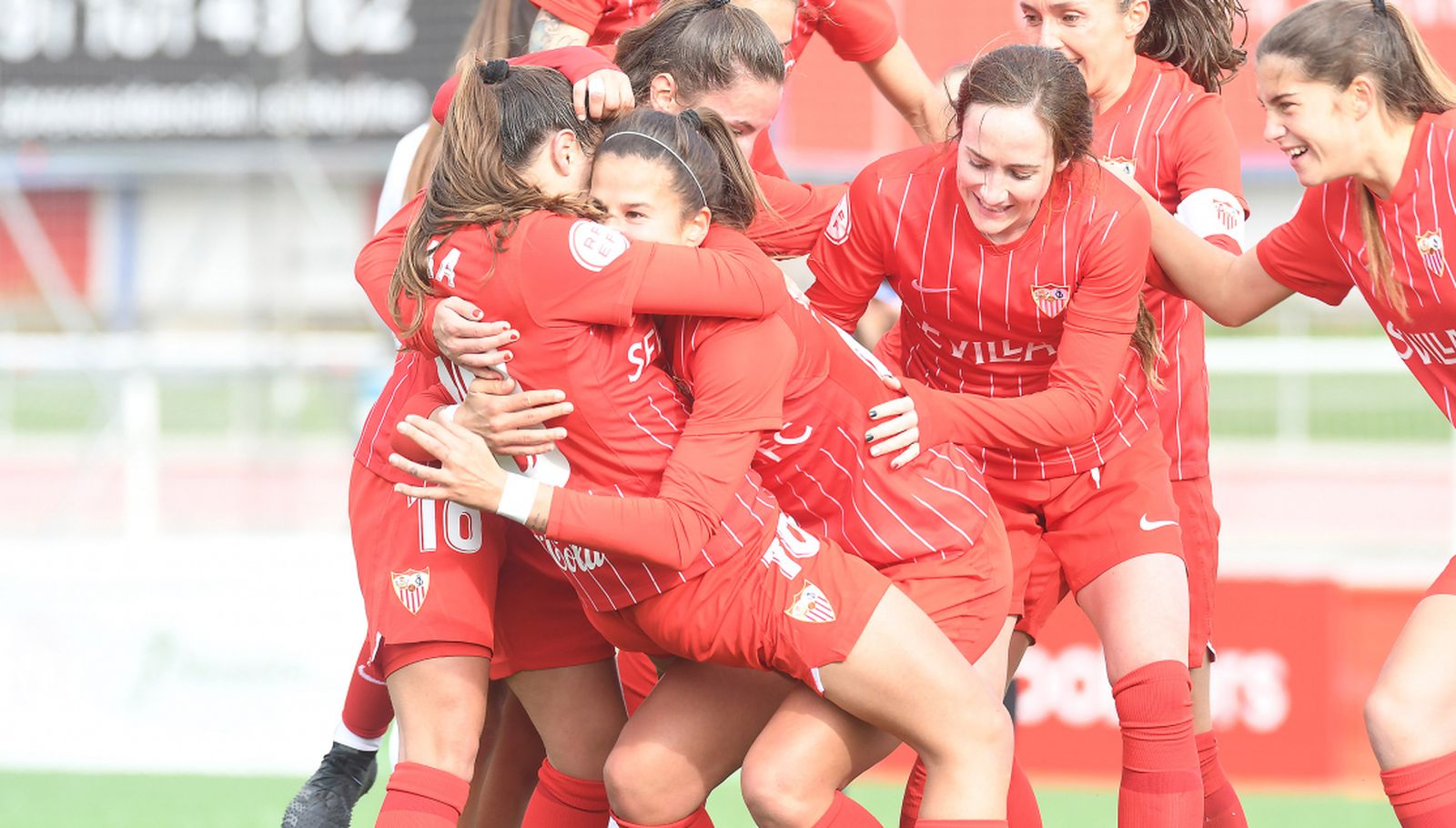 Las sevillistas celebran uno de sus dos goles al Madrid CCF.