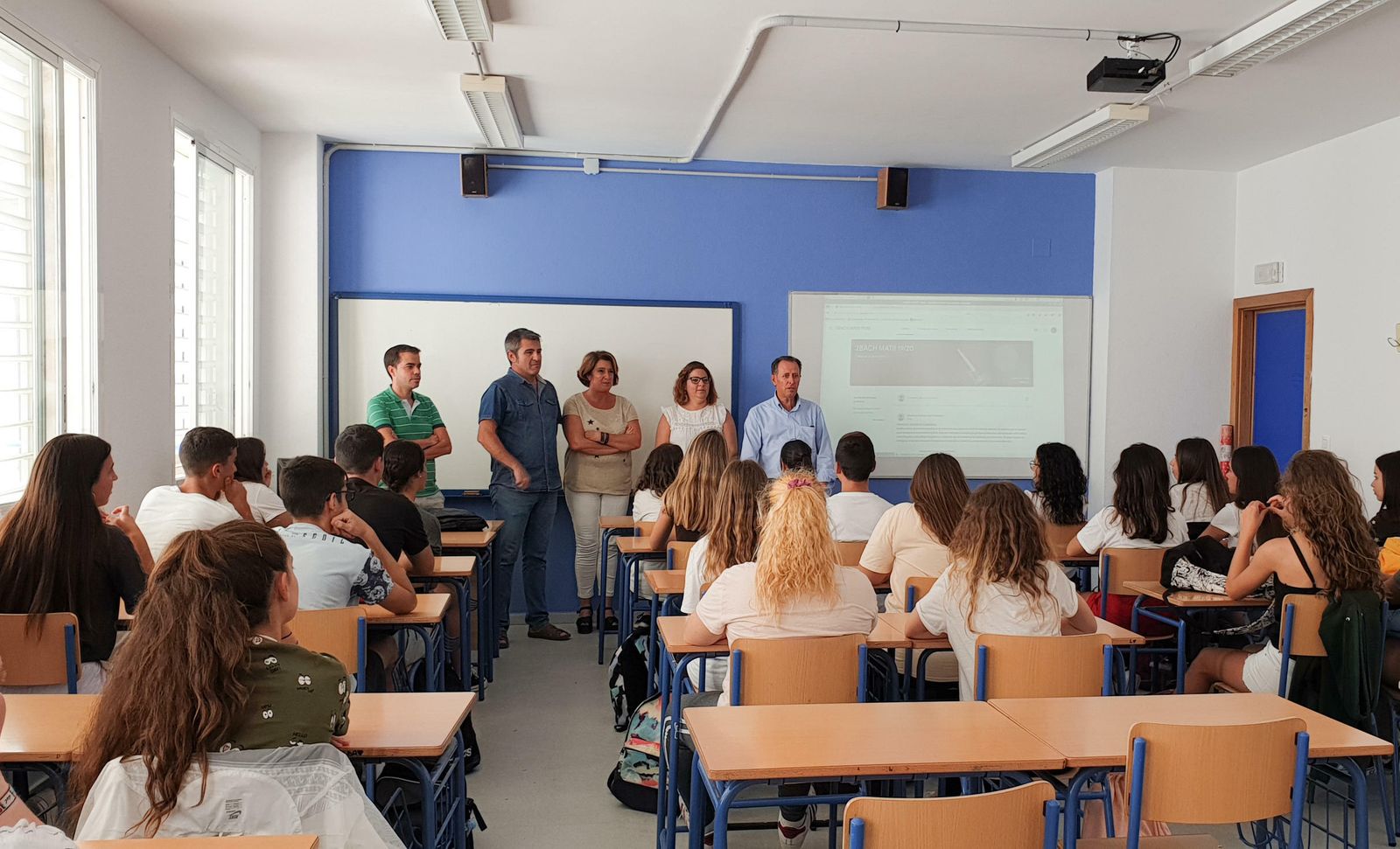 Momento de la visita del alcalde a una de las aulas del instituto Fernando Quiñones.