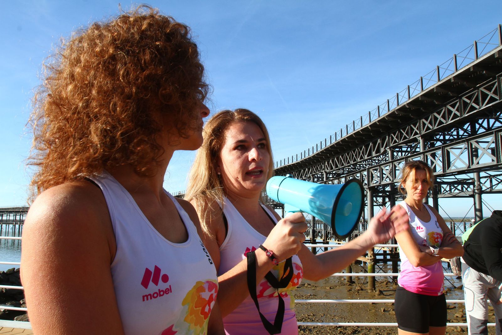 Cientos de personas rinden homenaje a Laura Luelmo en una carrera en Huelva.