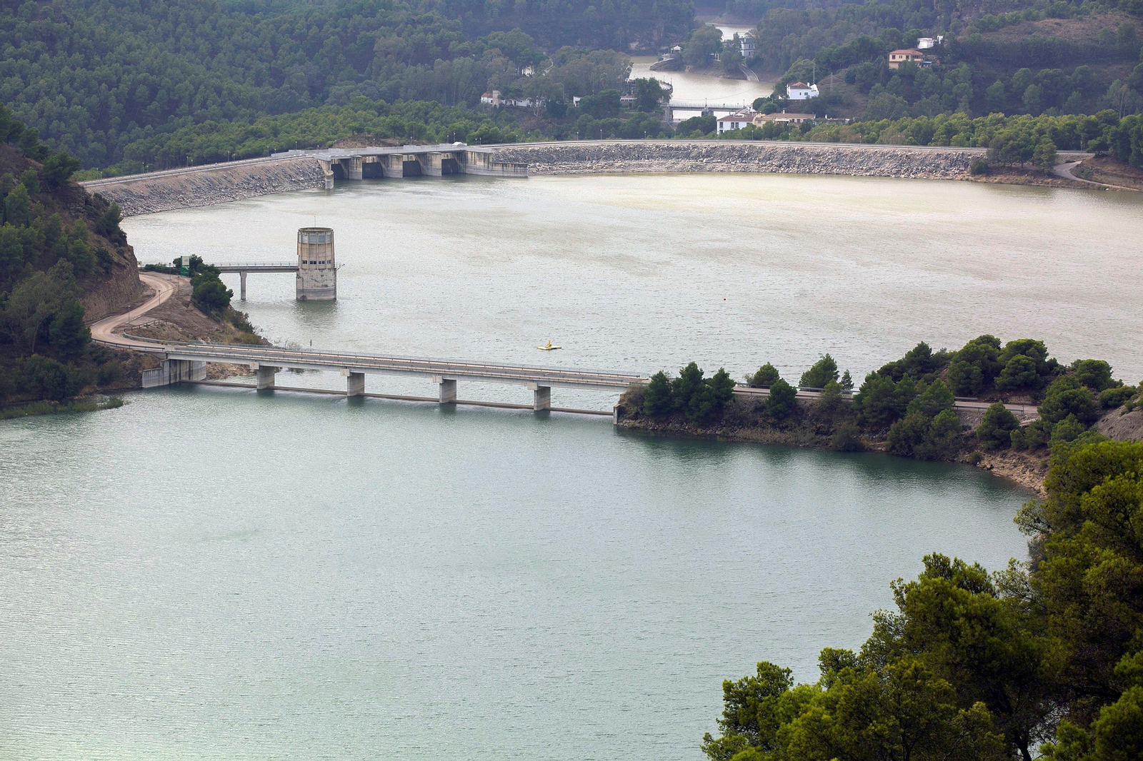 Estado de los embalses del Guadalhorce (delante) y Guadalteba (al fondo) tras las fuertes lluvias.