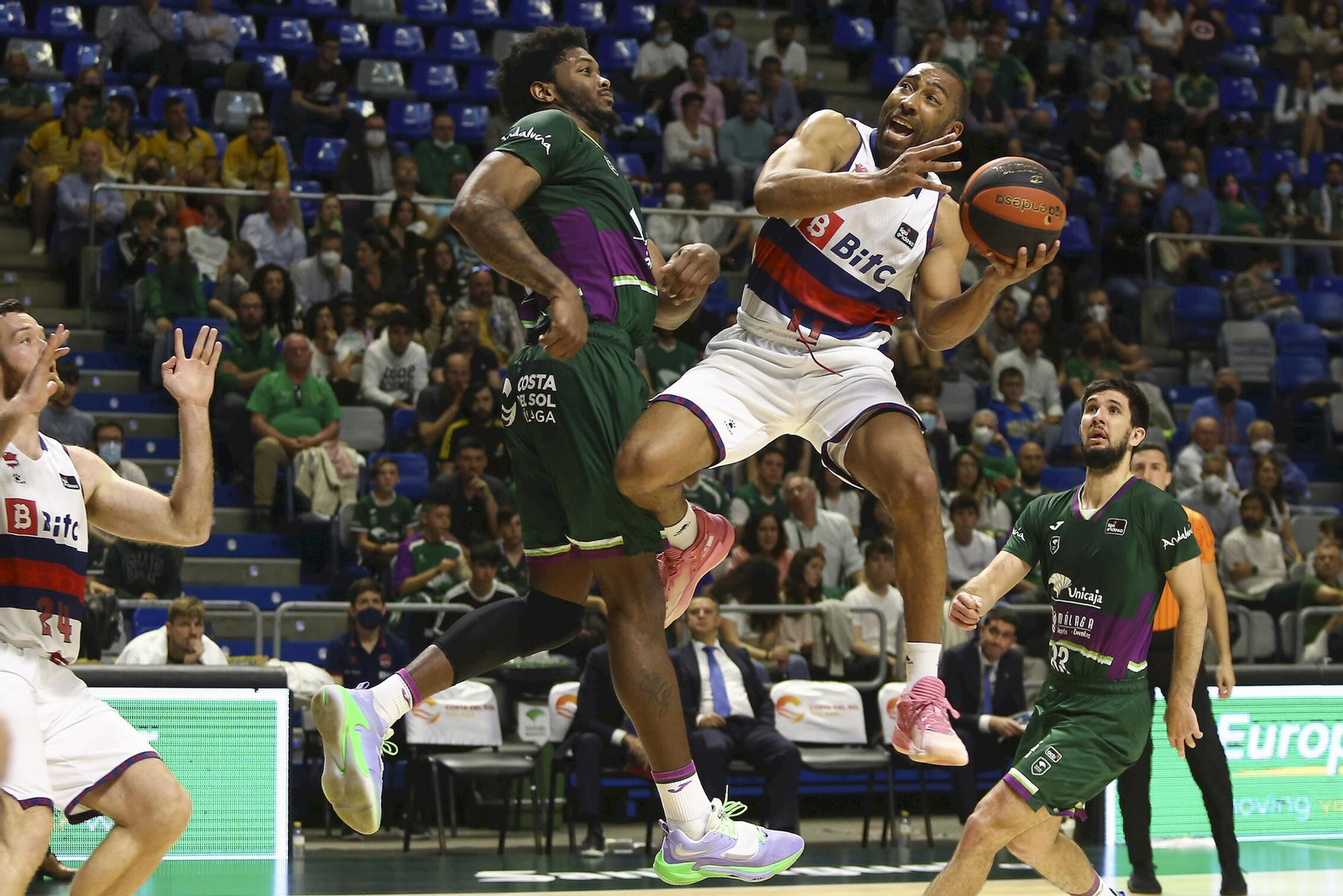 Jayson Granger, ante Cameron Oliver en el último Unicaja-Baskonia. Jayson Granger, ante Cameron Oliver en el último Unicaja-Baskonia.