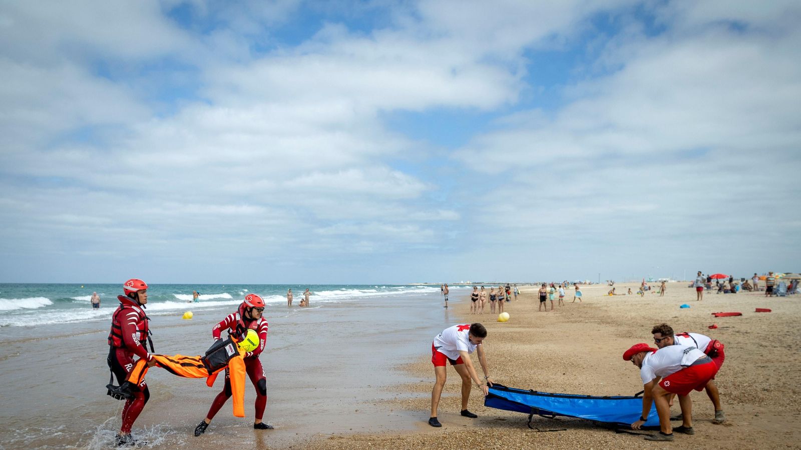 Los socorristas sacan del agua a la víctima para reanimarla, en un simulacro en Camposoto.