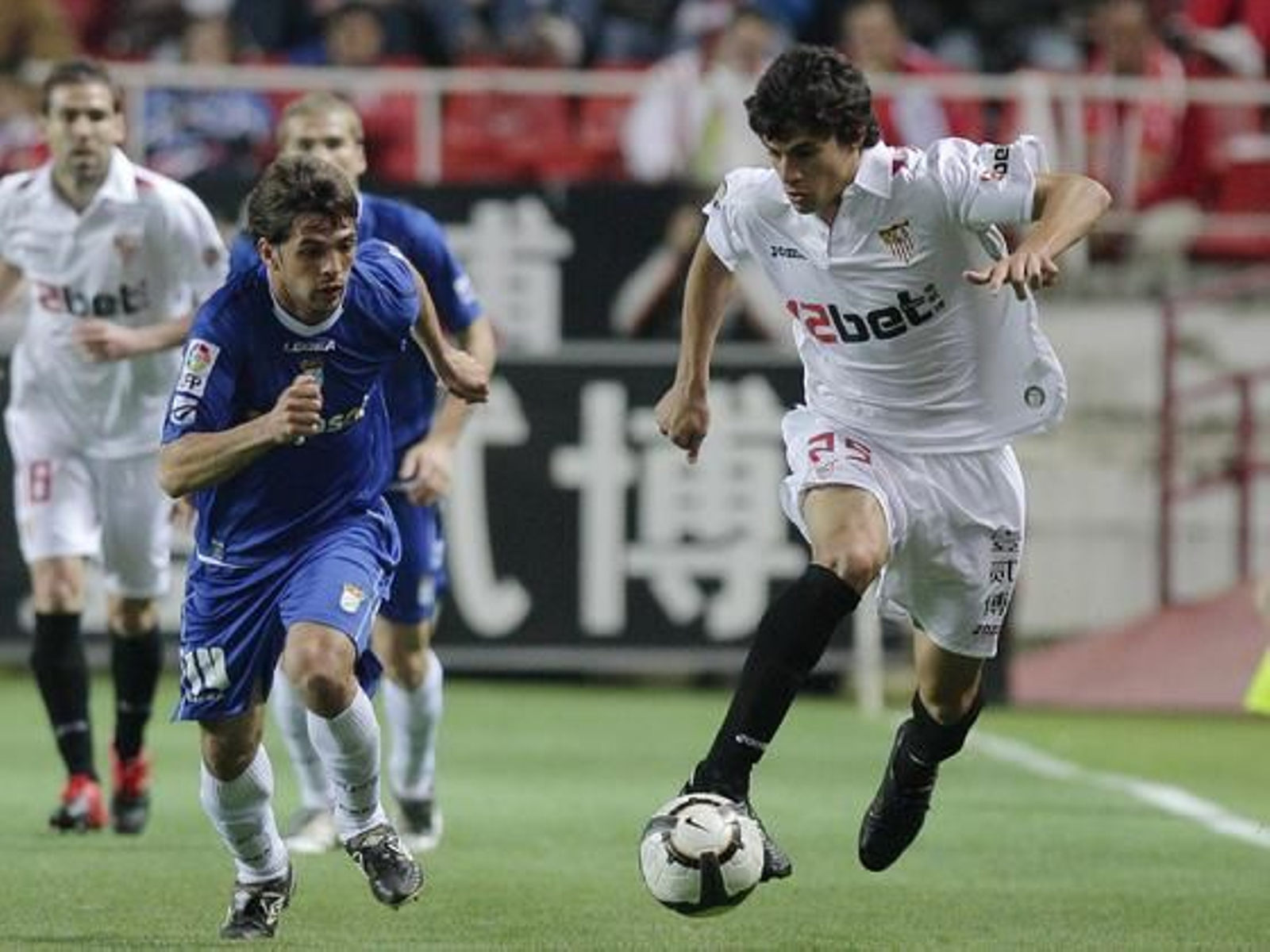 El Sevilla y el Xerez empatan en el Sánchez Pizjuán. / Antonio Pizarro