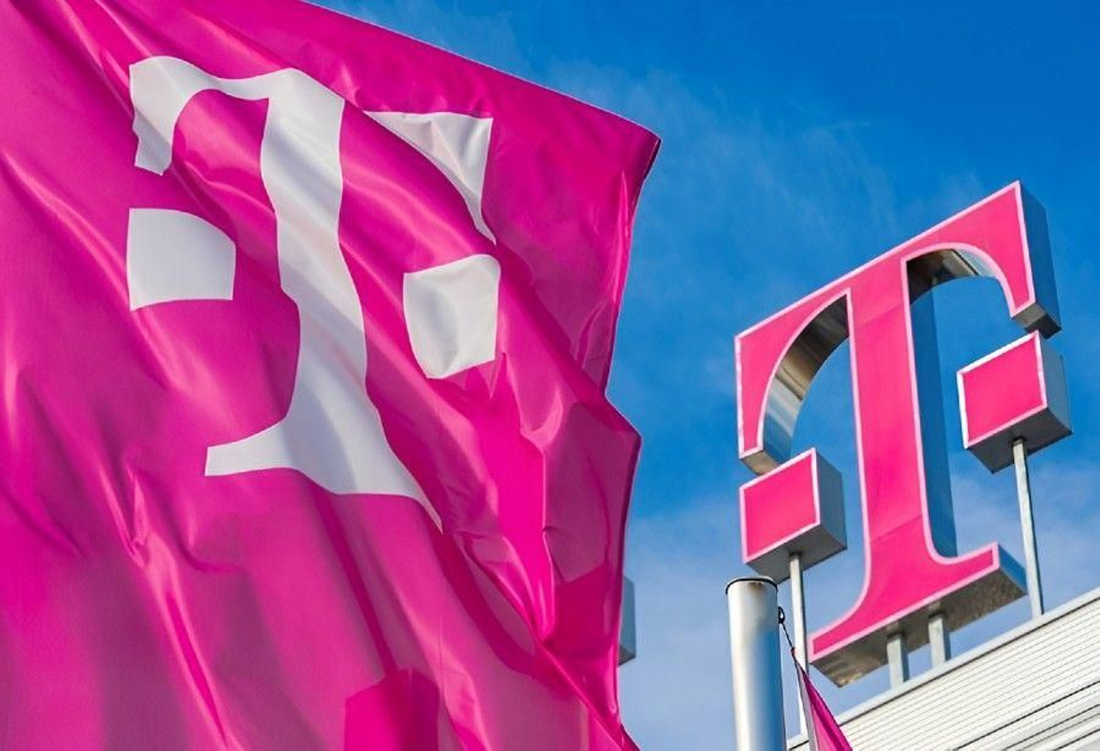 Bandera y logo de T Systems.