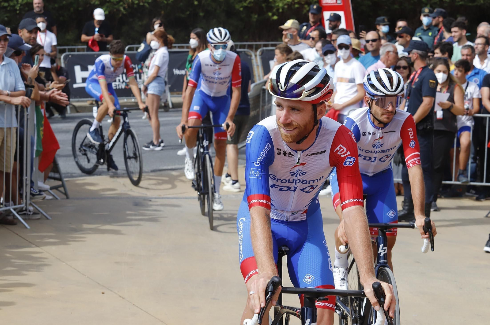 Imágenes de la Vuelta Ciclista a España en su salida desde Aracena en la 17ª etapa