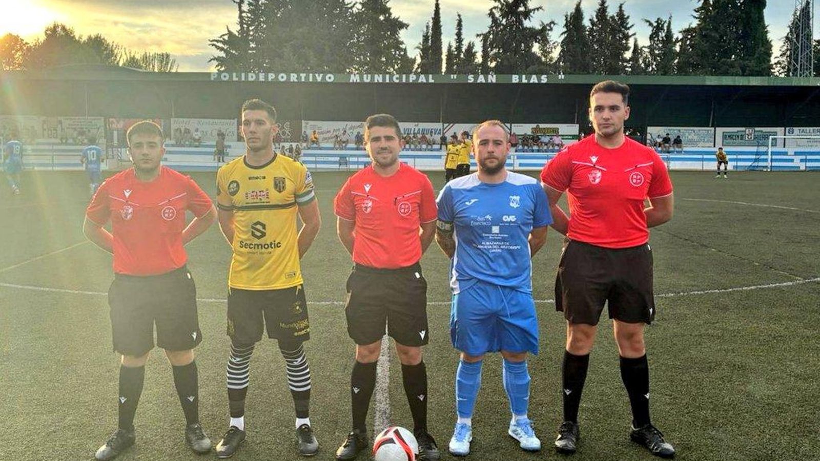 Ñete y Rubio, ambos capitanes, junto al trío arbitral.